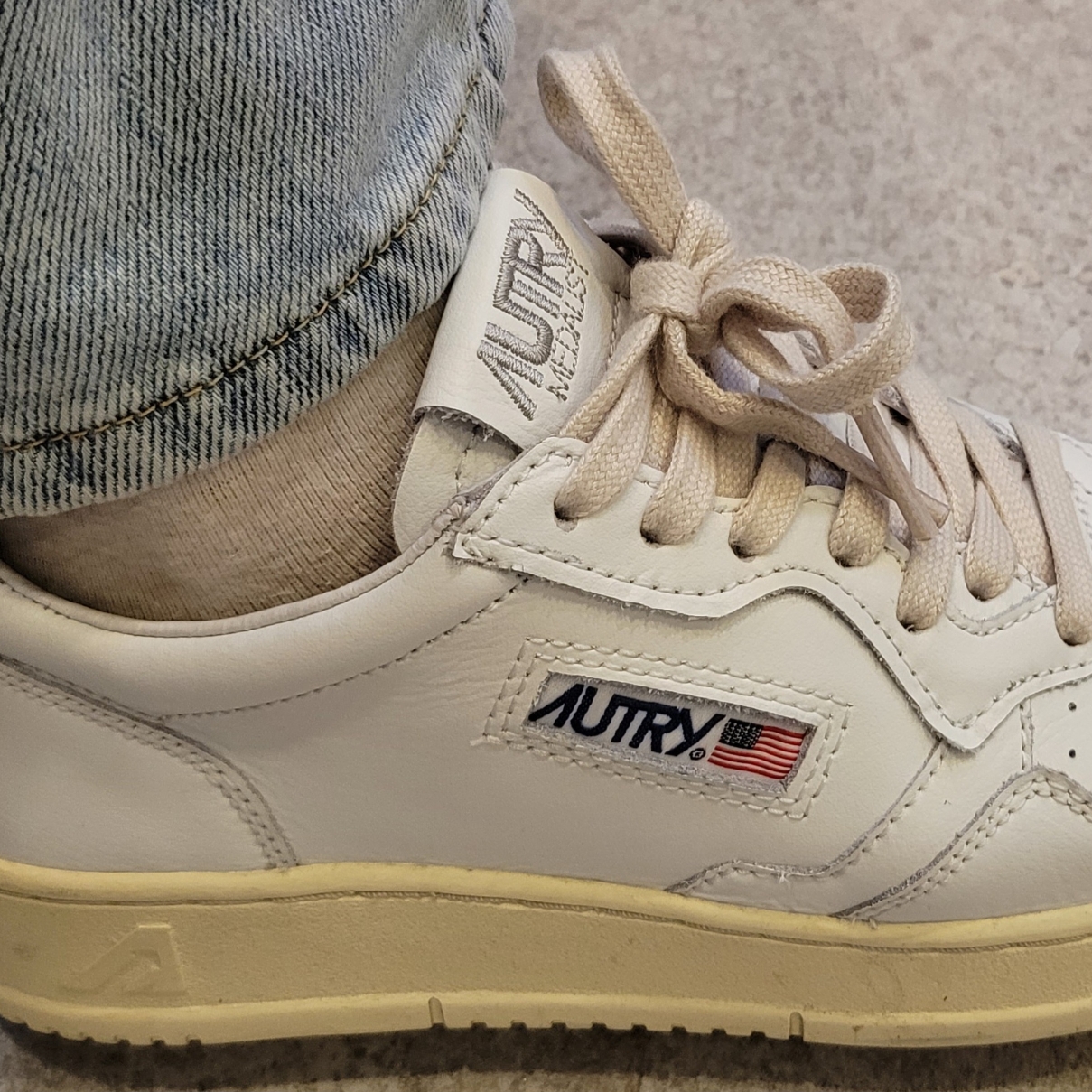 (W) Autry Medalist Low Leather Sneakers White 착용 스타일 - 2