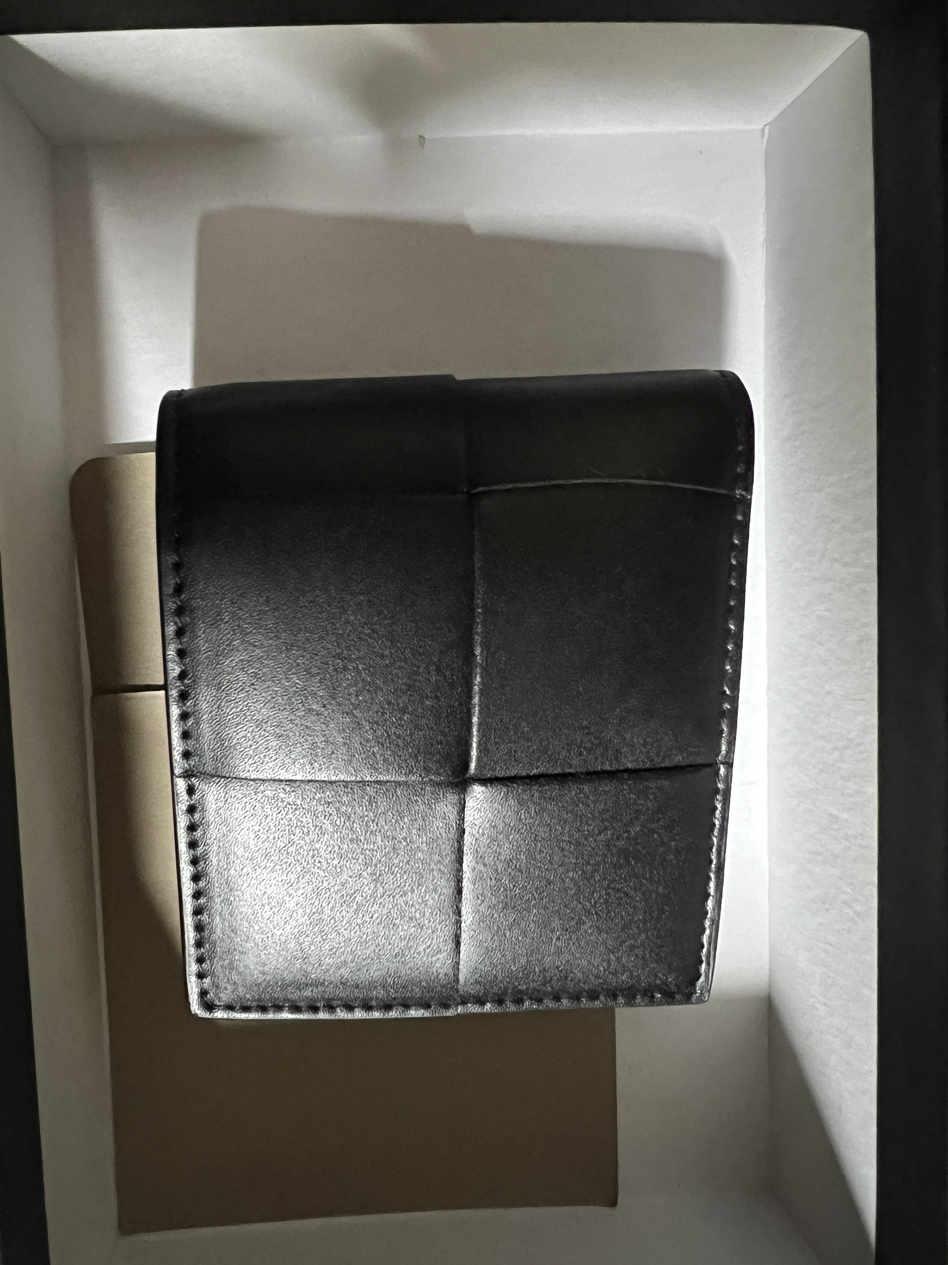 Bottega Veneta Bi-Fold Wallet Black 착용 스타일 - 4