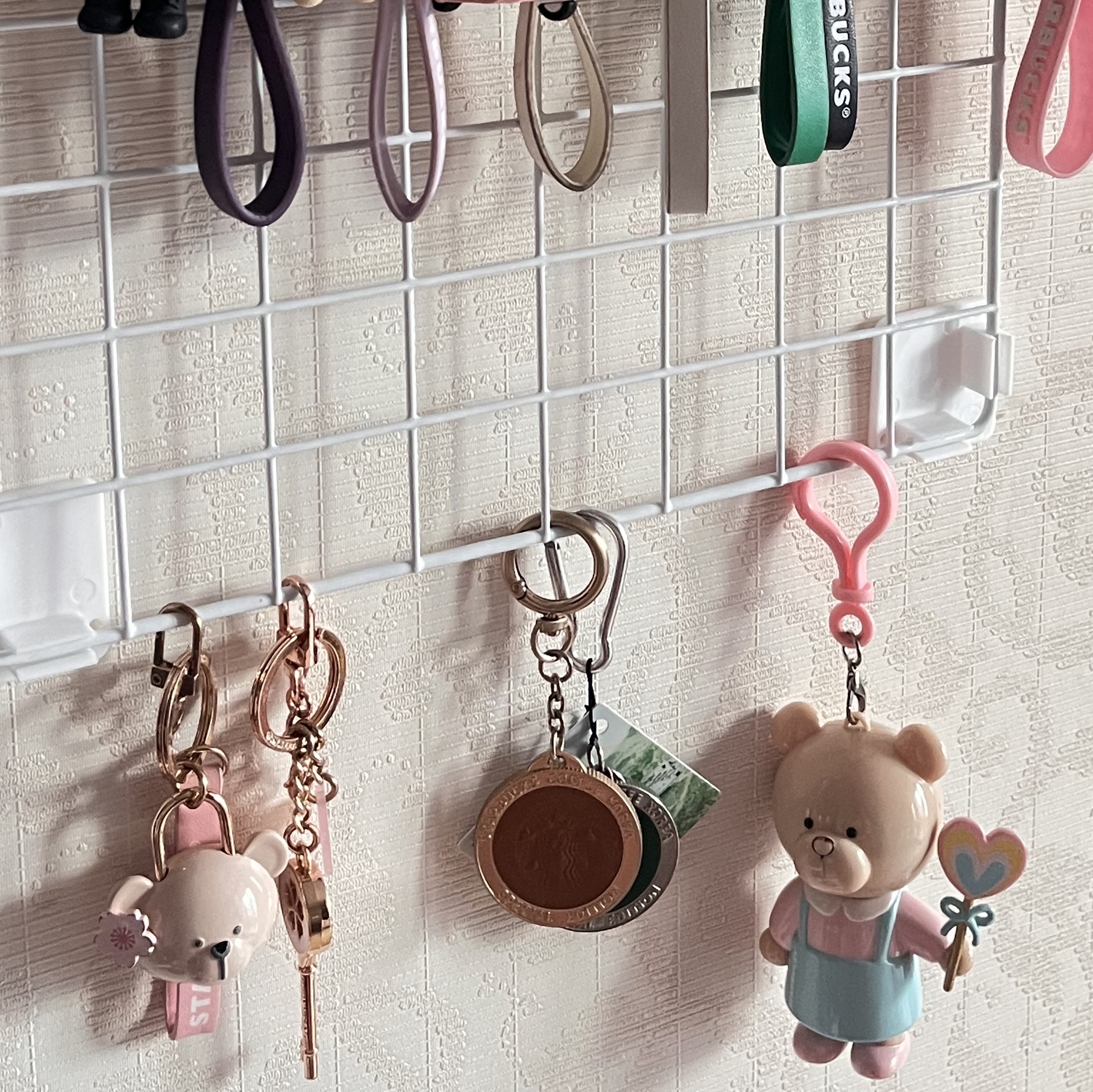 Starbucks 23 Cherry Blossom Bearista Lock Keychain, Starbucks 21 Cherry Blossom Bearista Keychain 착용 스타일 - 3