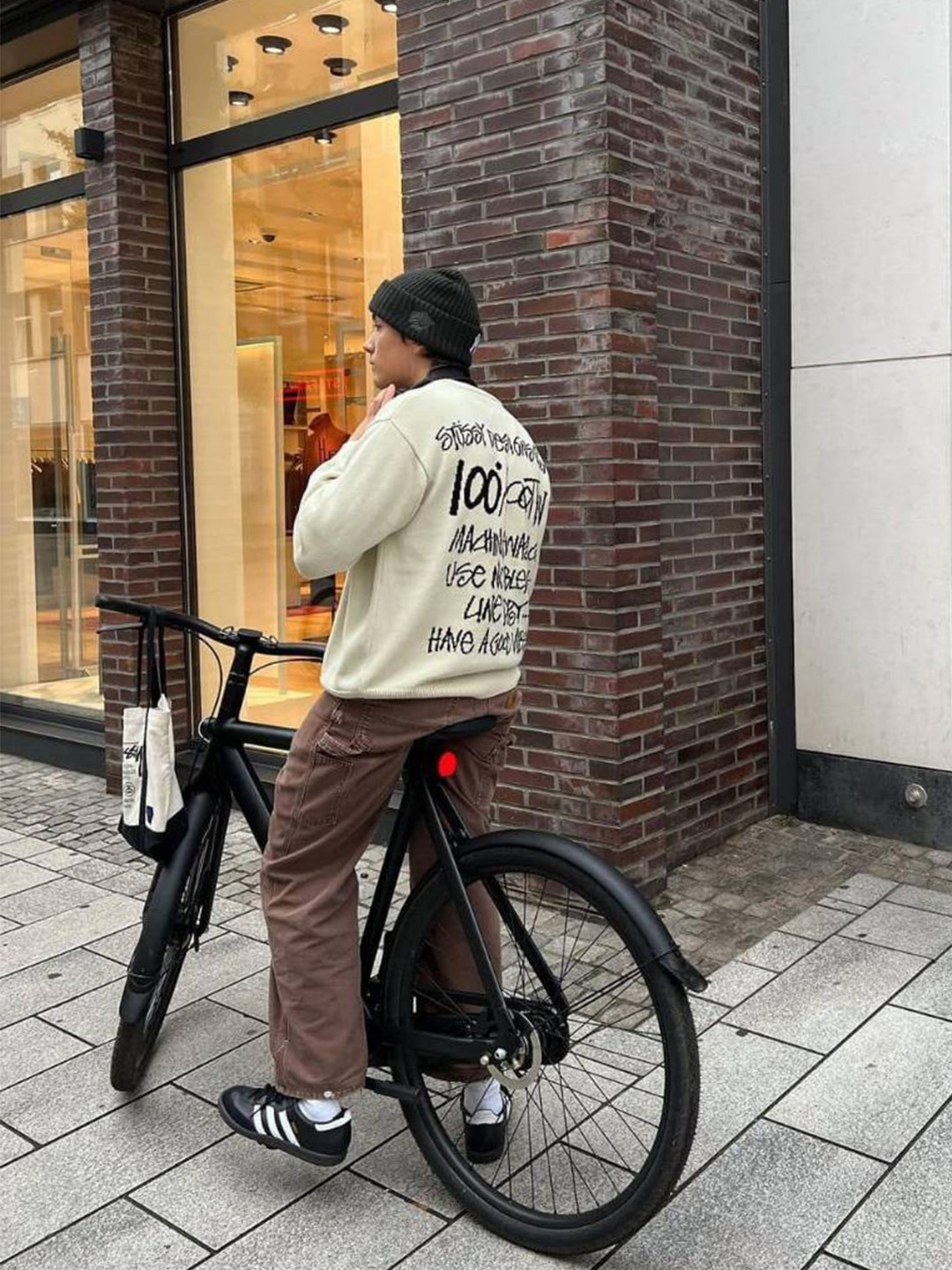 Stussy Souvenir Stadium Bomber Black, Converse Chuck 70 Ox Black - Standard 착용 스타일 - 6