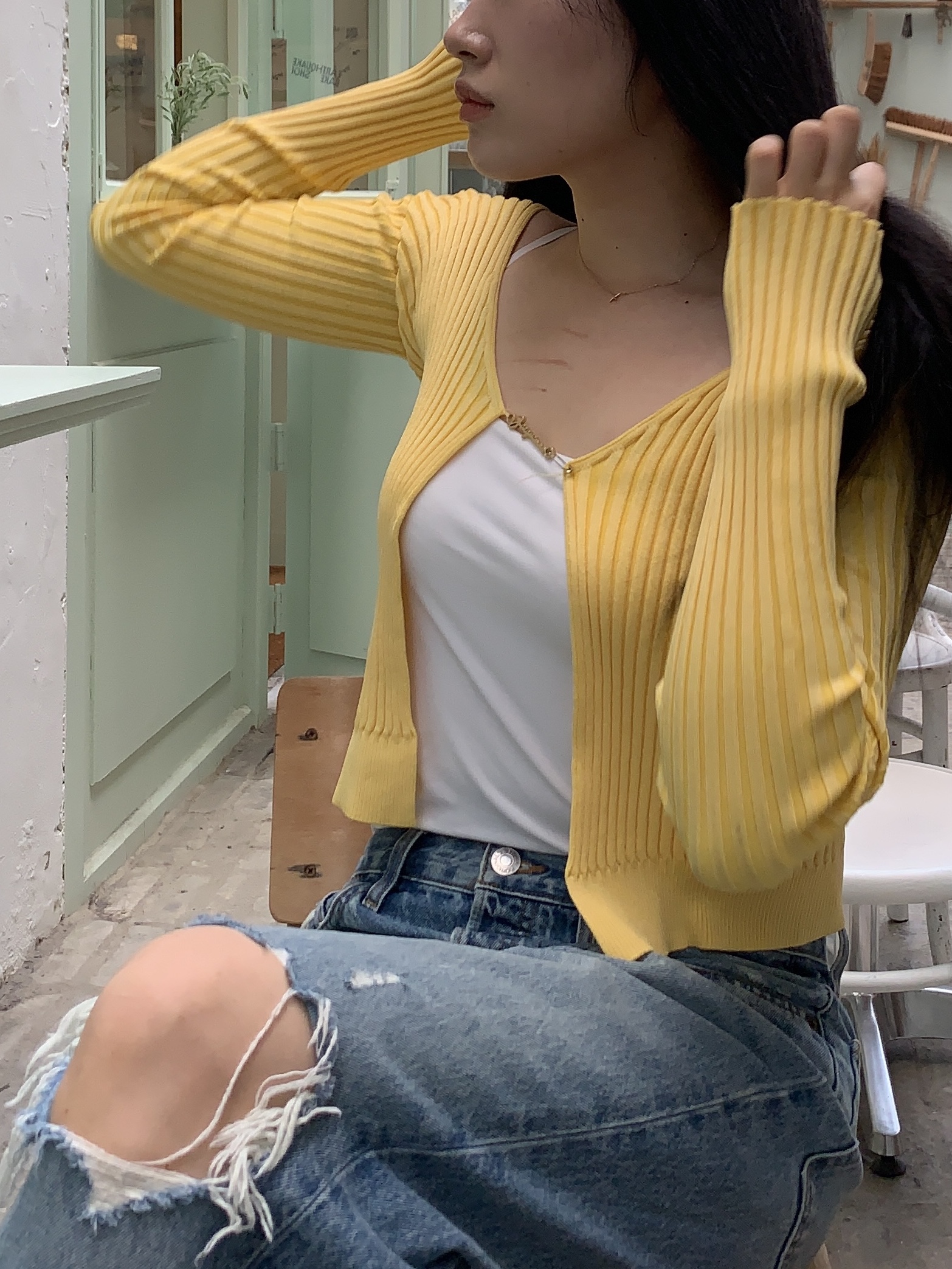 (W) Jacquemus La Maille Pralu Micro Charm Logo Cardigan Light Yellow, New Balance 574 Legacy Navy 착용 스타일 - 1