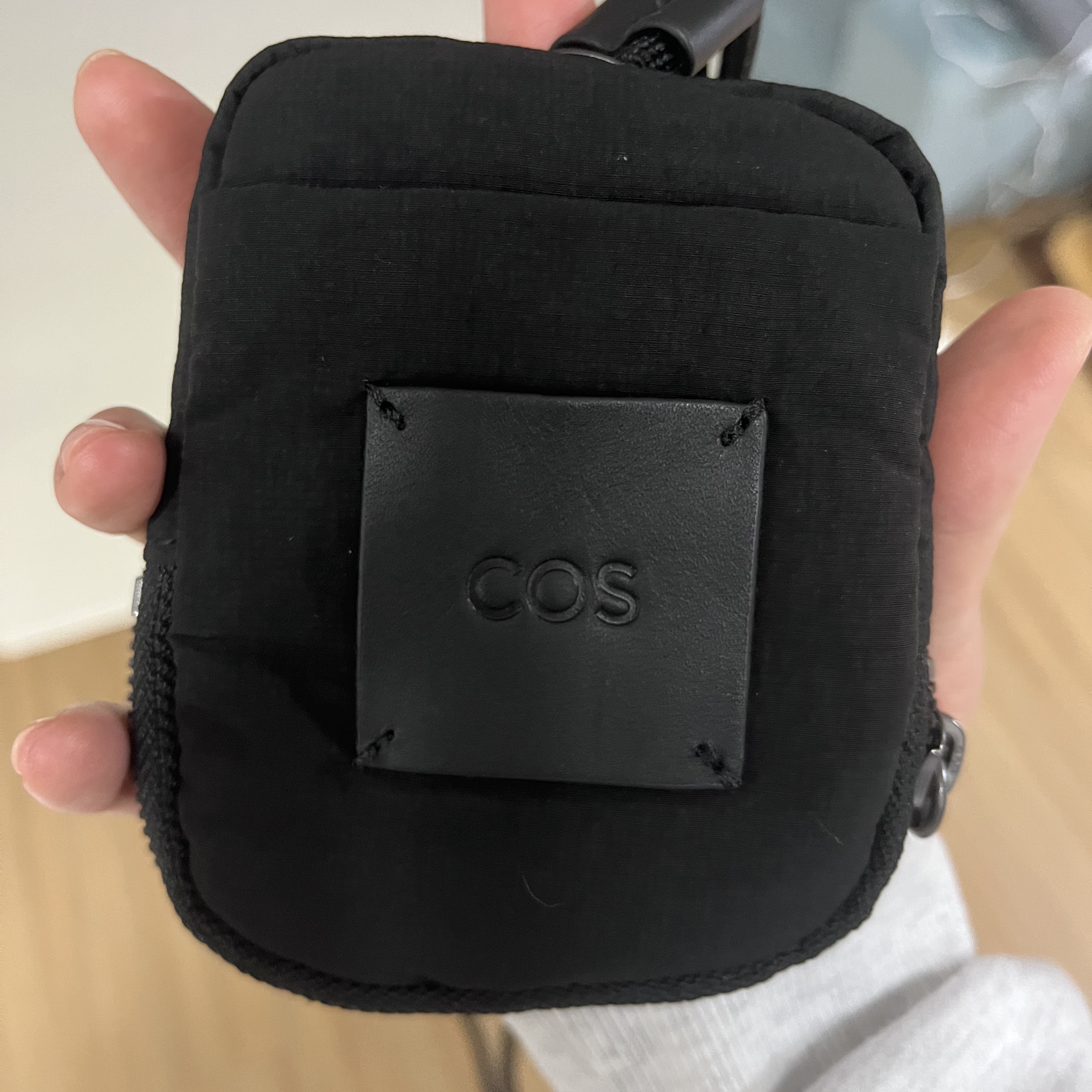 COS Mini Crossbody Pouch Nylon Black 착용 스타일 - 2