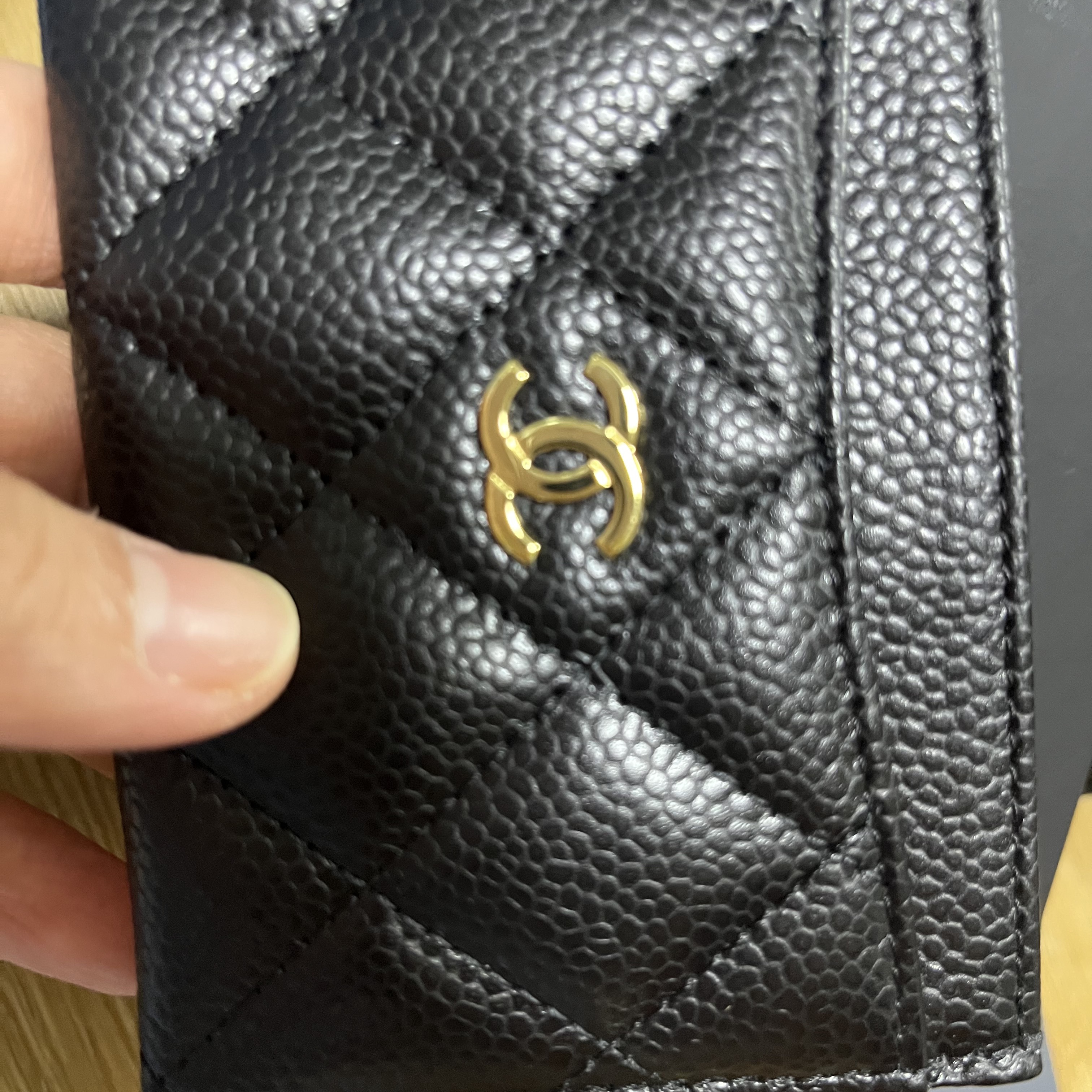 Chanel Classic Card Holder Grained Calfskin & Gold Black 착용 스타일