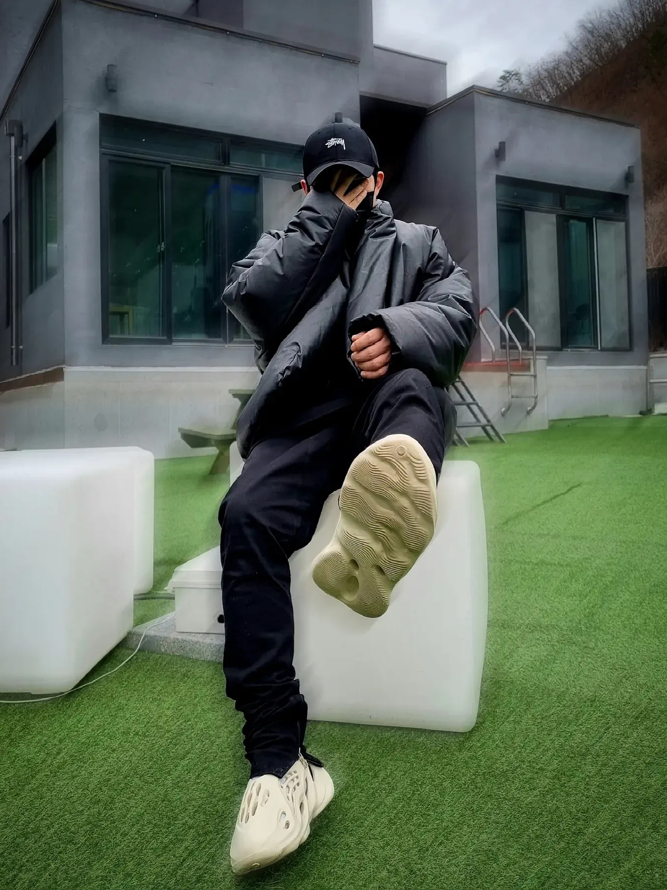 Adidas Yeezy Foam RNNR Sand, Yeezy Gap Engineered By Balenciaga Round Jacket 2 Black 착용 스타일 - 2