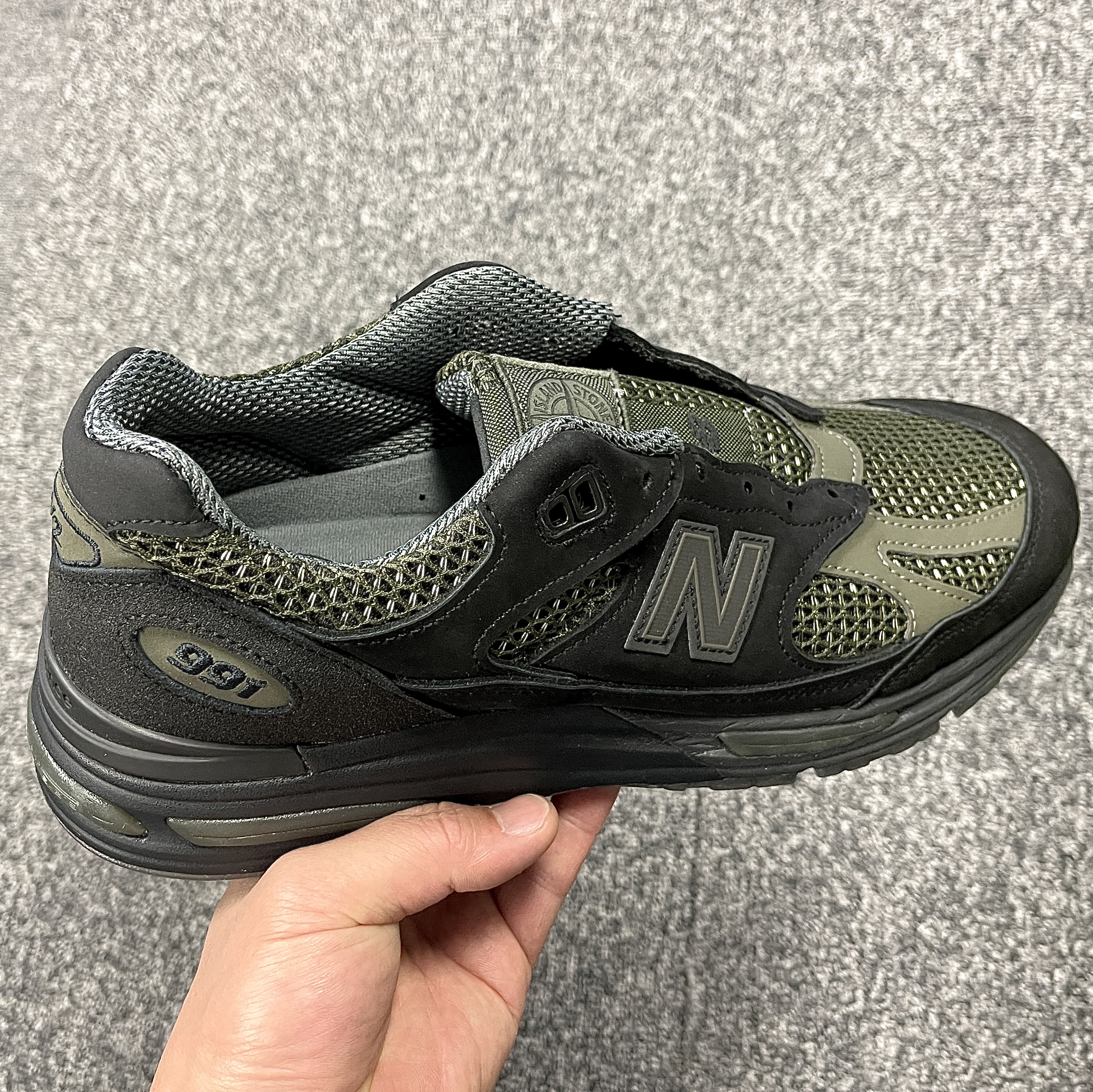 New Balance x Stone Island 991v2 Made in UK Black Olive Night 착용 스타일 - 2