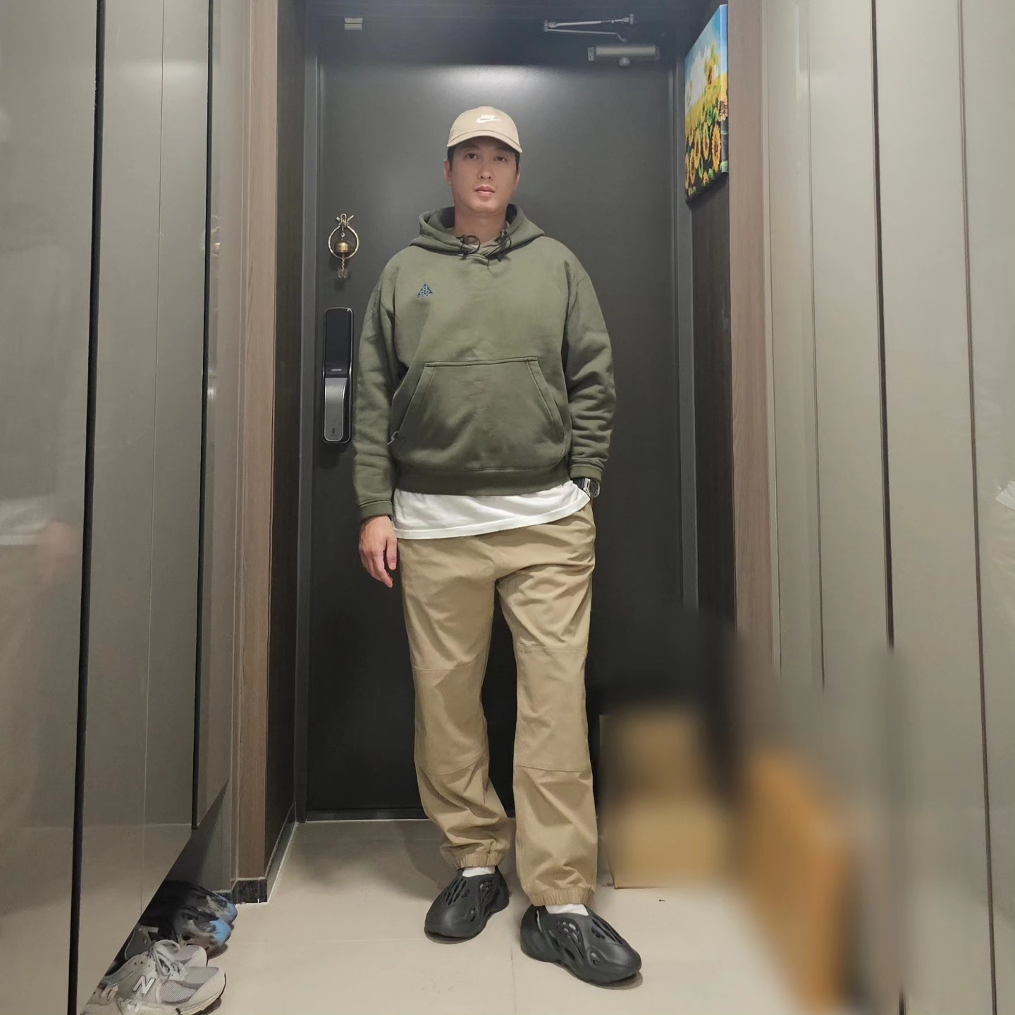 Nike ACG Pullover Hood Cargo Khaki - Asia, Nike ACG Trail Pants Khaki Summit White - Asia 착용 스타일 - 1