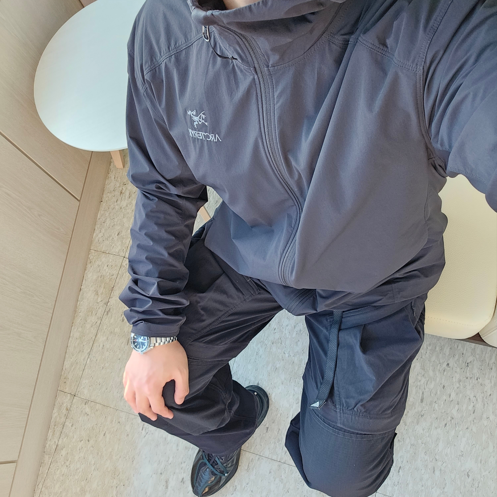 Asics x Andersson Bell HN2-S Protoblast Black, Arc'teryx Squamish Hoody Black 착용 스타일 - 3
