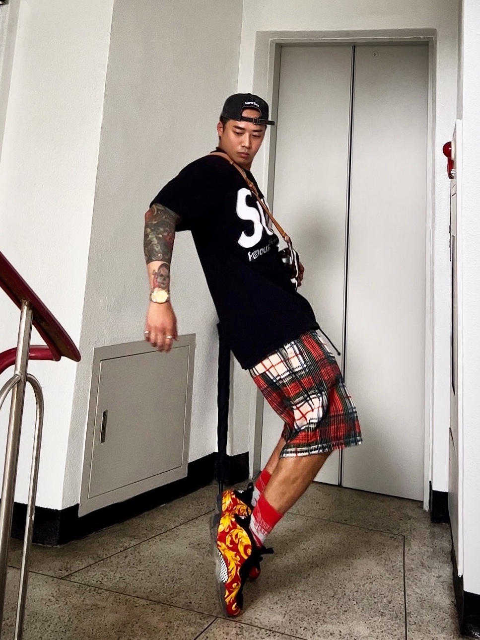 Supreme Pigment Canvas S Logo 6-Panel Black - 23SS, Supreme Intarsia Spellout S/S Top Black - 21SS 착용 스타일 - 1