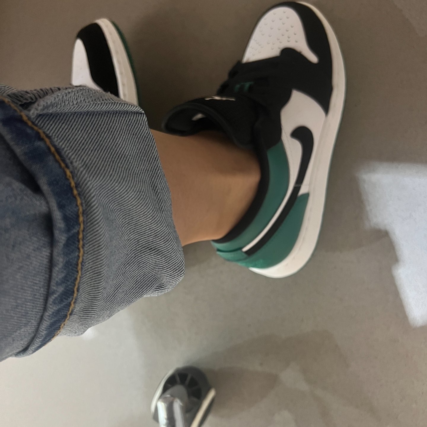 (GS) Jordan 1 Low Black Mystic Green 착용 스타일 - 2