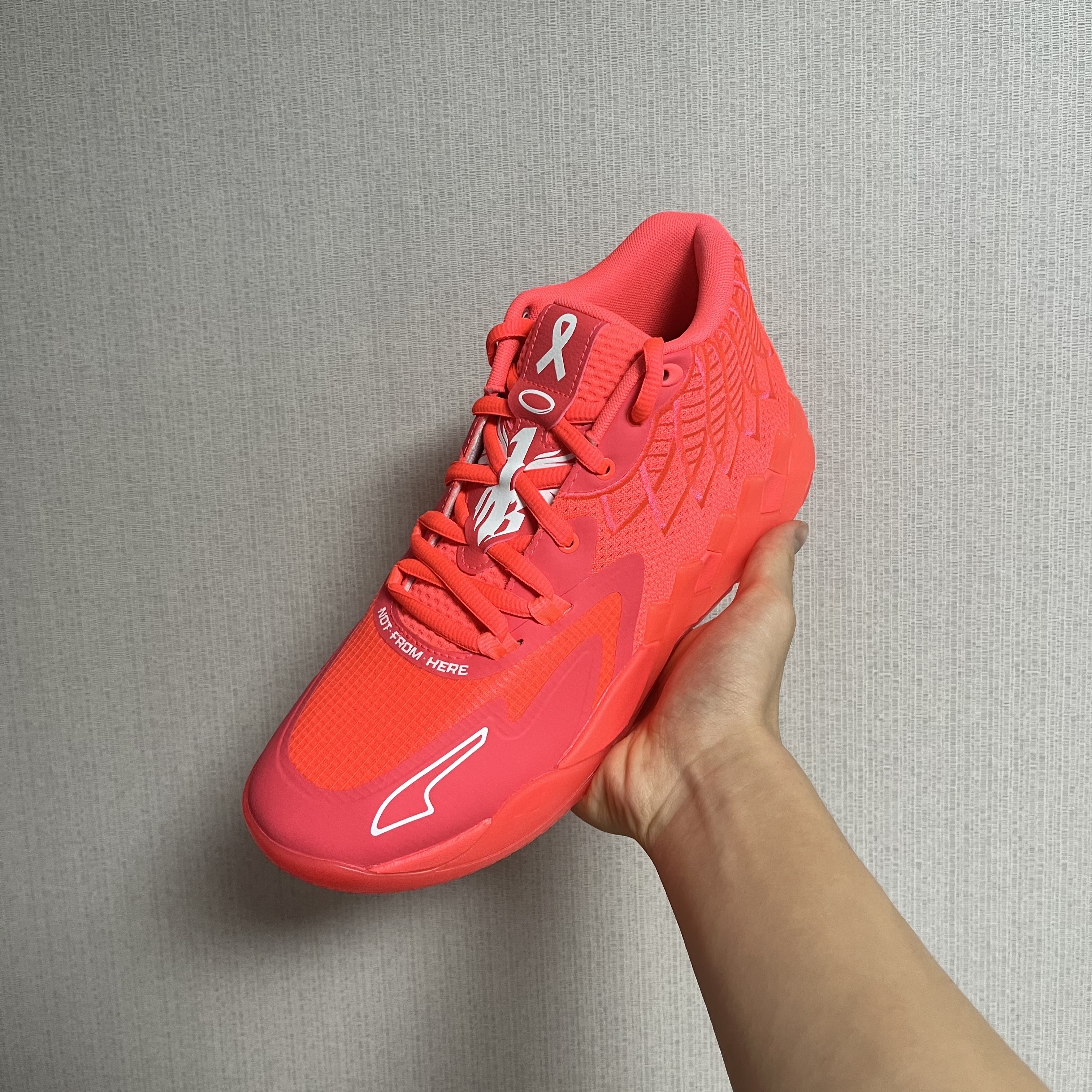 Puma MB.01 Breast Cancer Awareness Pink Alert 착용 스타일 - 1