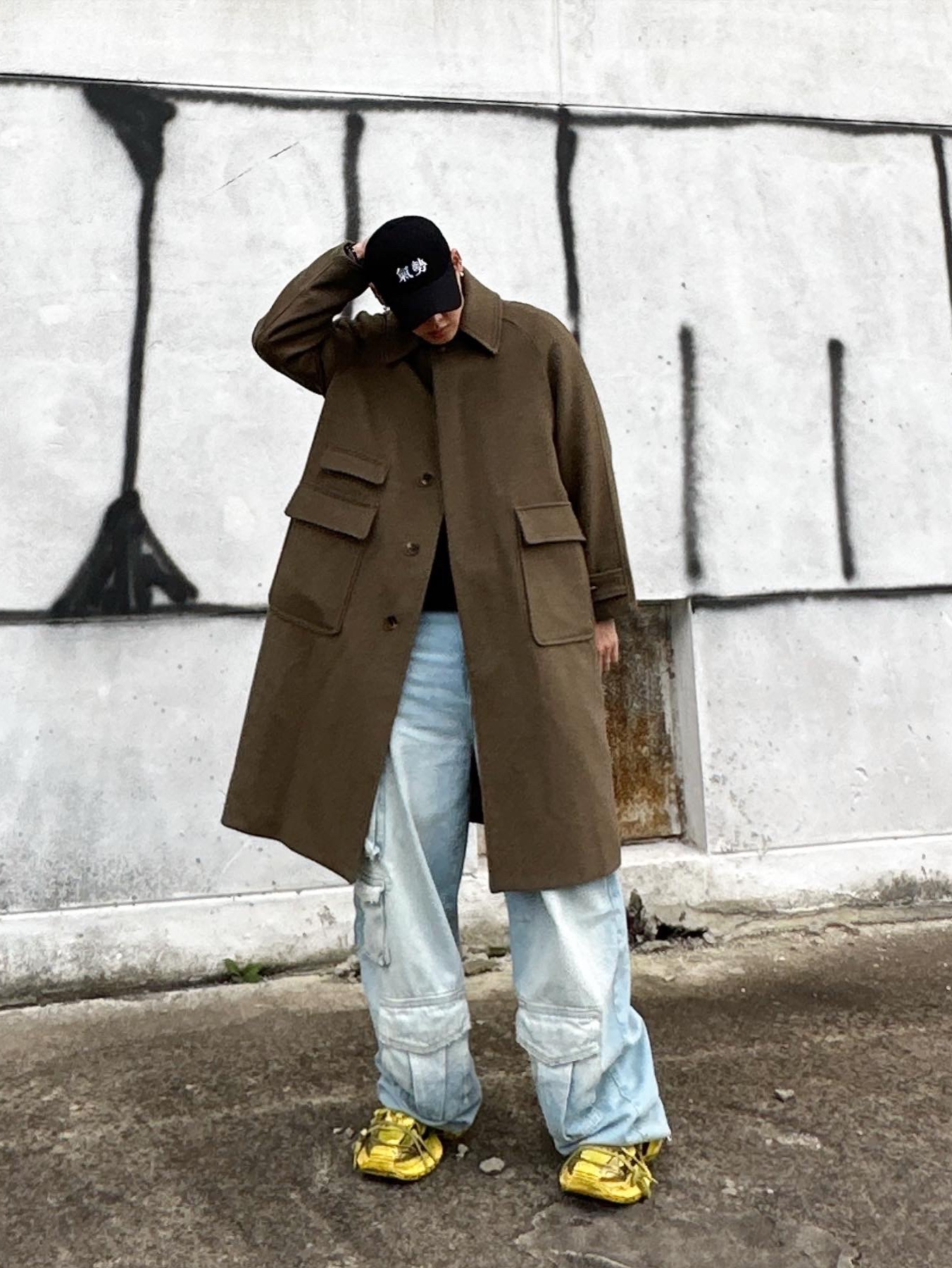 Balenciaga 3XL Sneakers Yellow Black, Zara Utility Cargo Jeans Blue 착용 스타일 - 3