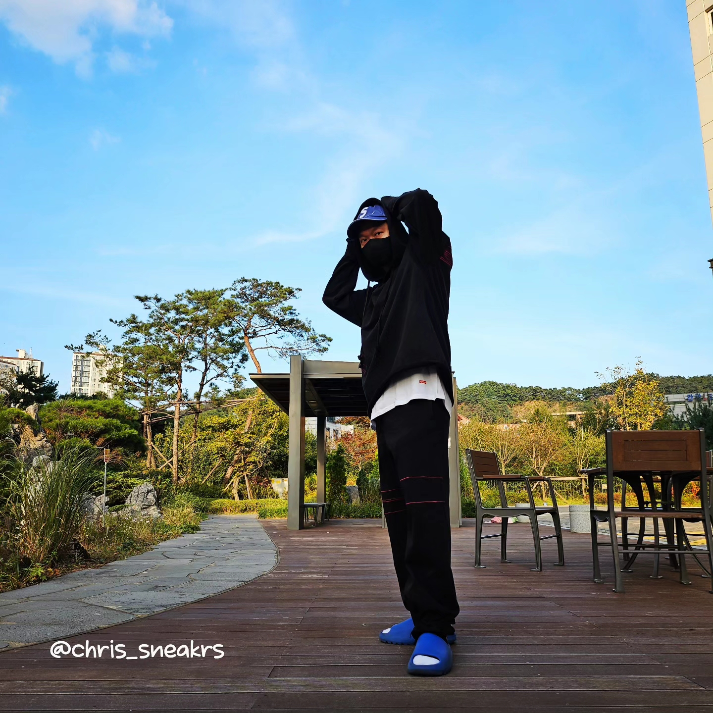 Adidas Yeezy Slide Azure, Supreme Pigment Canvas S Logo 6-Panel Navy - 23SS 착용 스타일 - 2