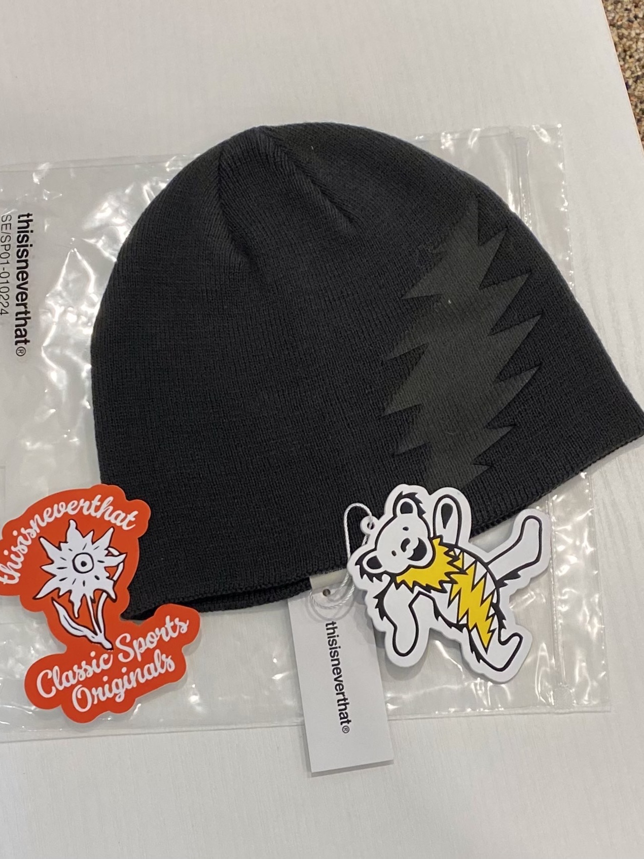 Thisisneverthat x Grateful Dead Lightning Beanie Off Black 착용 스타일