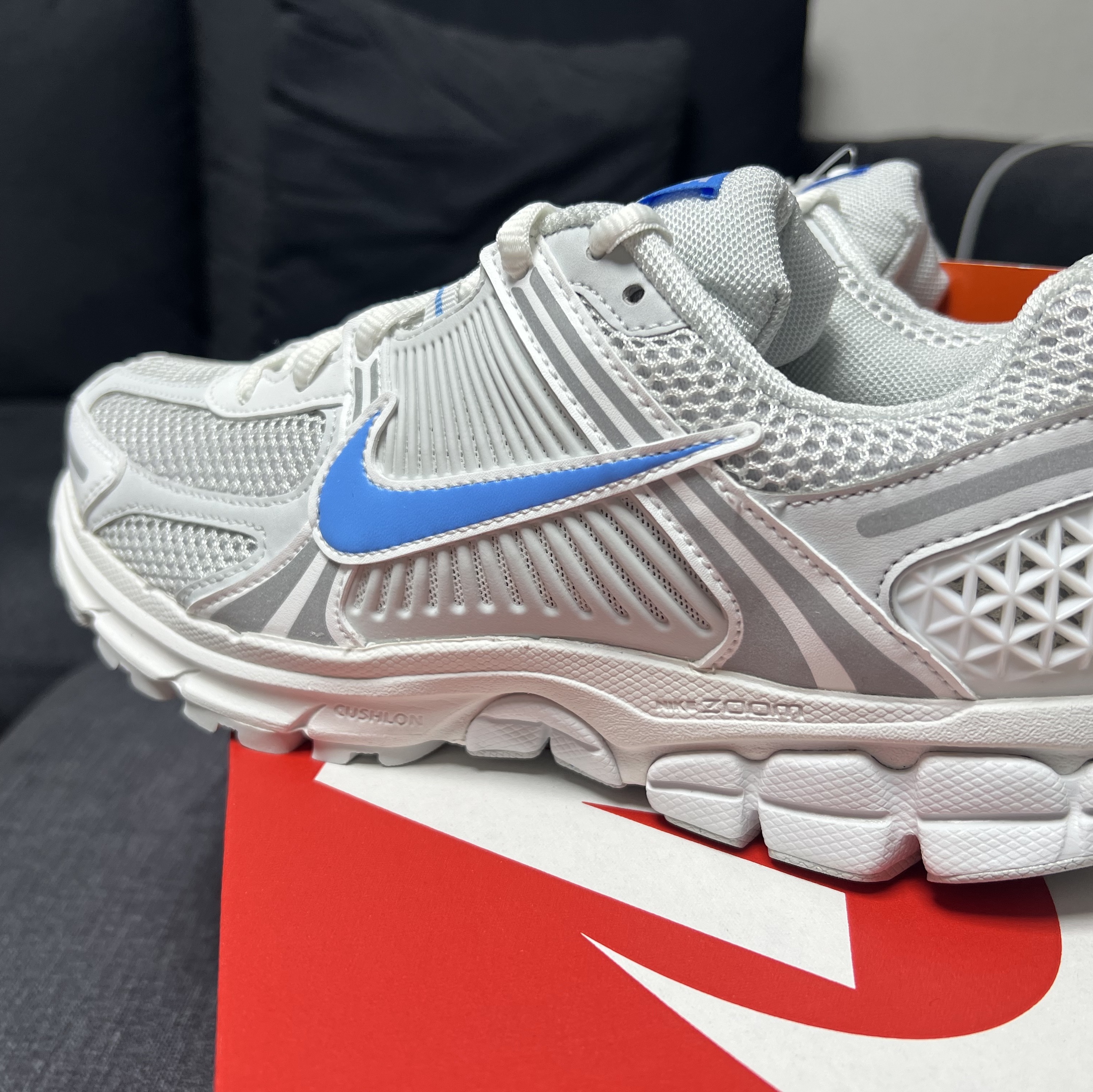 Nike Zoom Vomero 5 Photon Dust and University Blue 착용 스타일 - 2