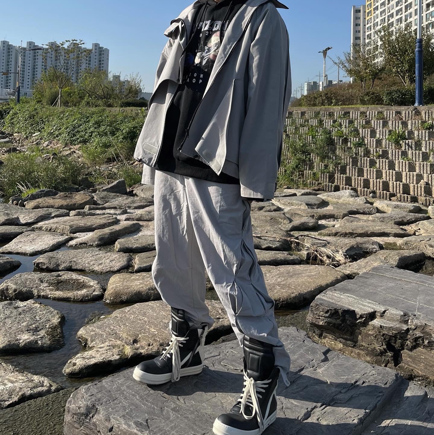 Rick Owens Geobasket Full Grain Calf Leather Strobe Sneakers Black Milk White 착용 스타일 - 2