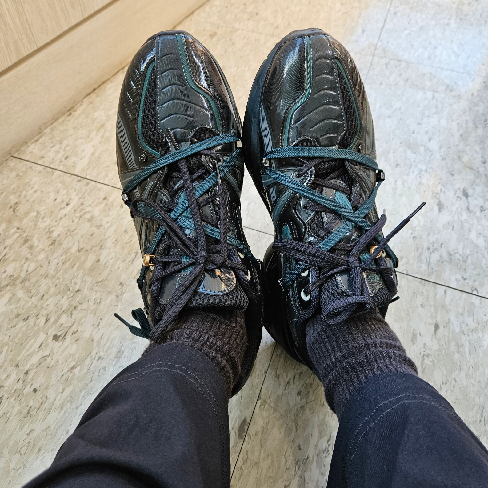 Asics x Andersson Bell HN2-S Protoblast Black, Arc'teryx Squamish Hoody Black 착용 스타일 - 4