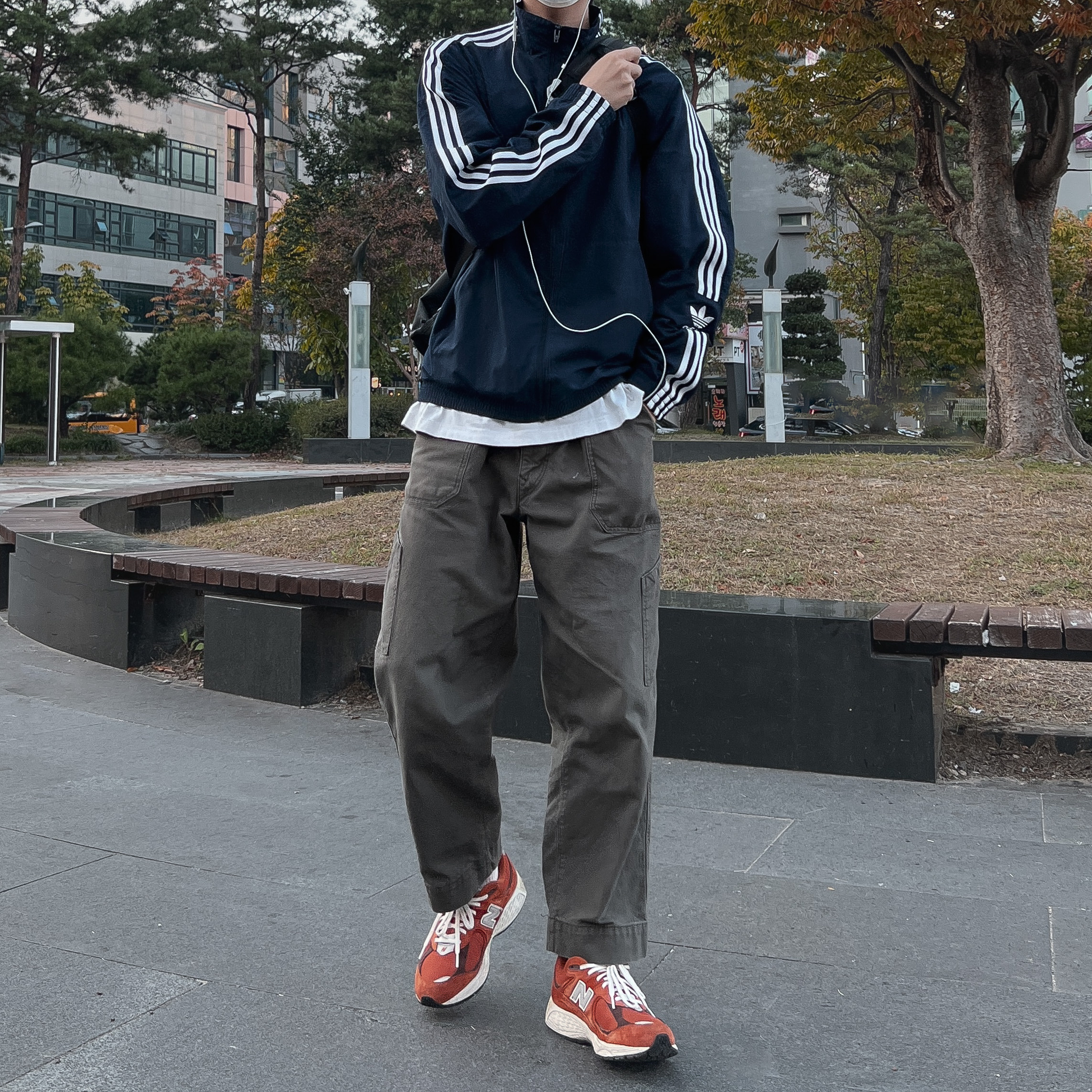New Balance 2002R Rust Oxide 착용 스타일 - 1