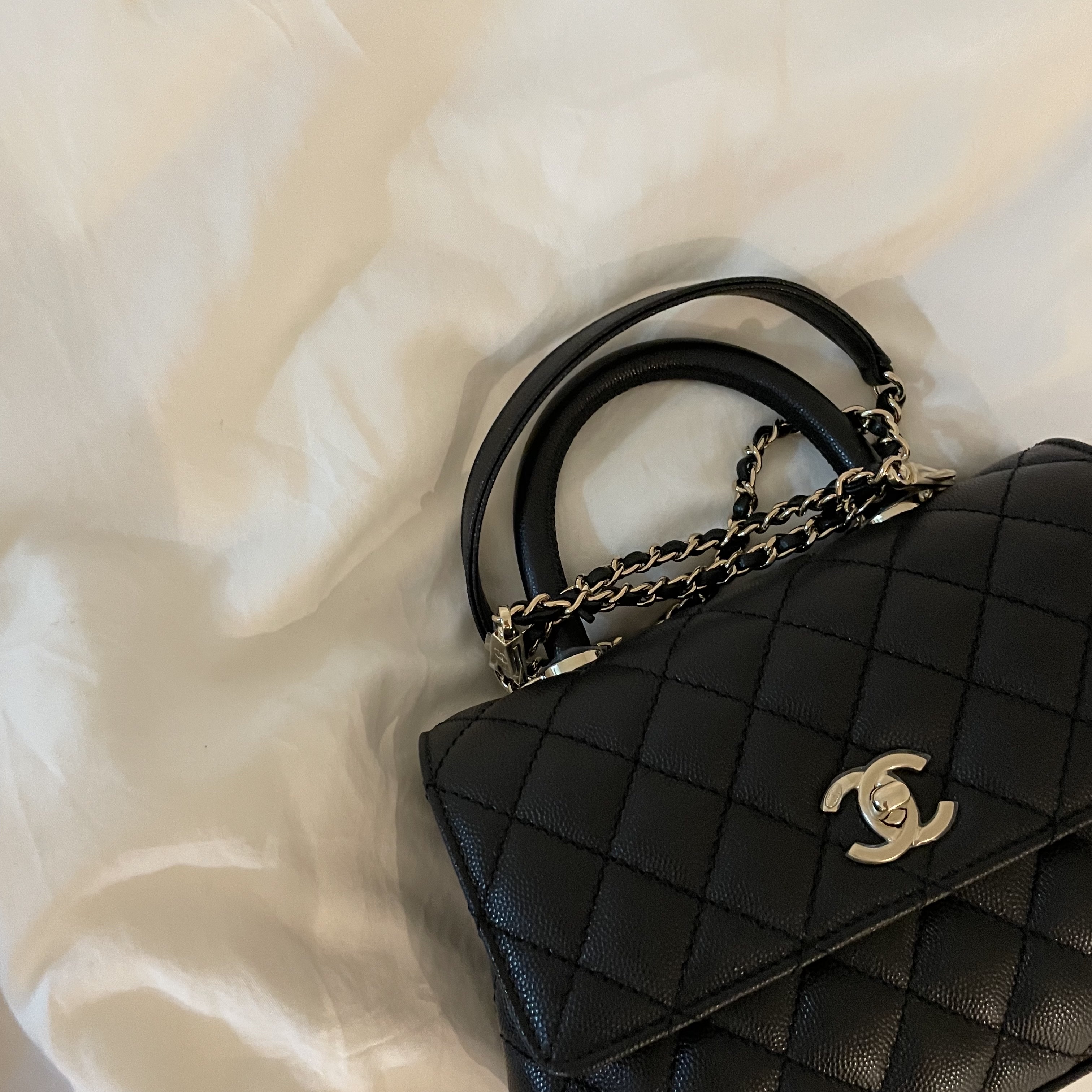 Chanel Medium Flap Bag with Top Handle Grained Calfskin & Gold Black 착용 스타일 - 2