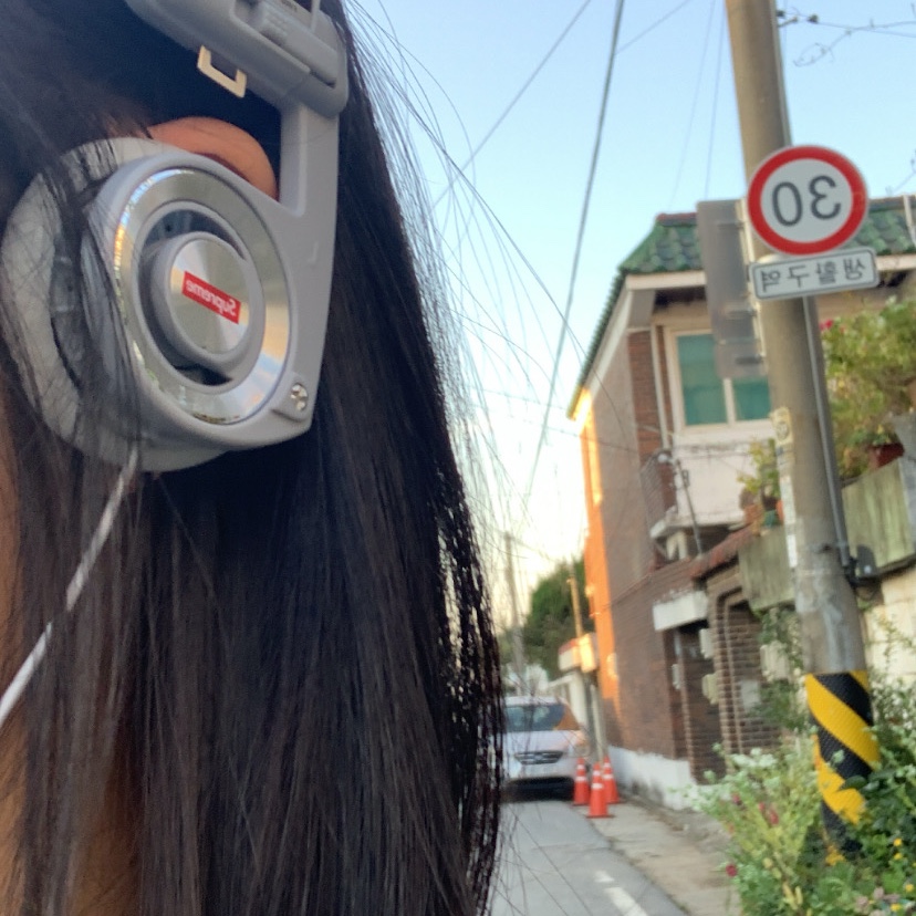 Supreme x Koss Portapro Headphones Silver - 23FW 착용 스타일 - 2