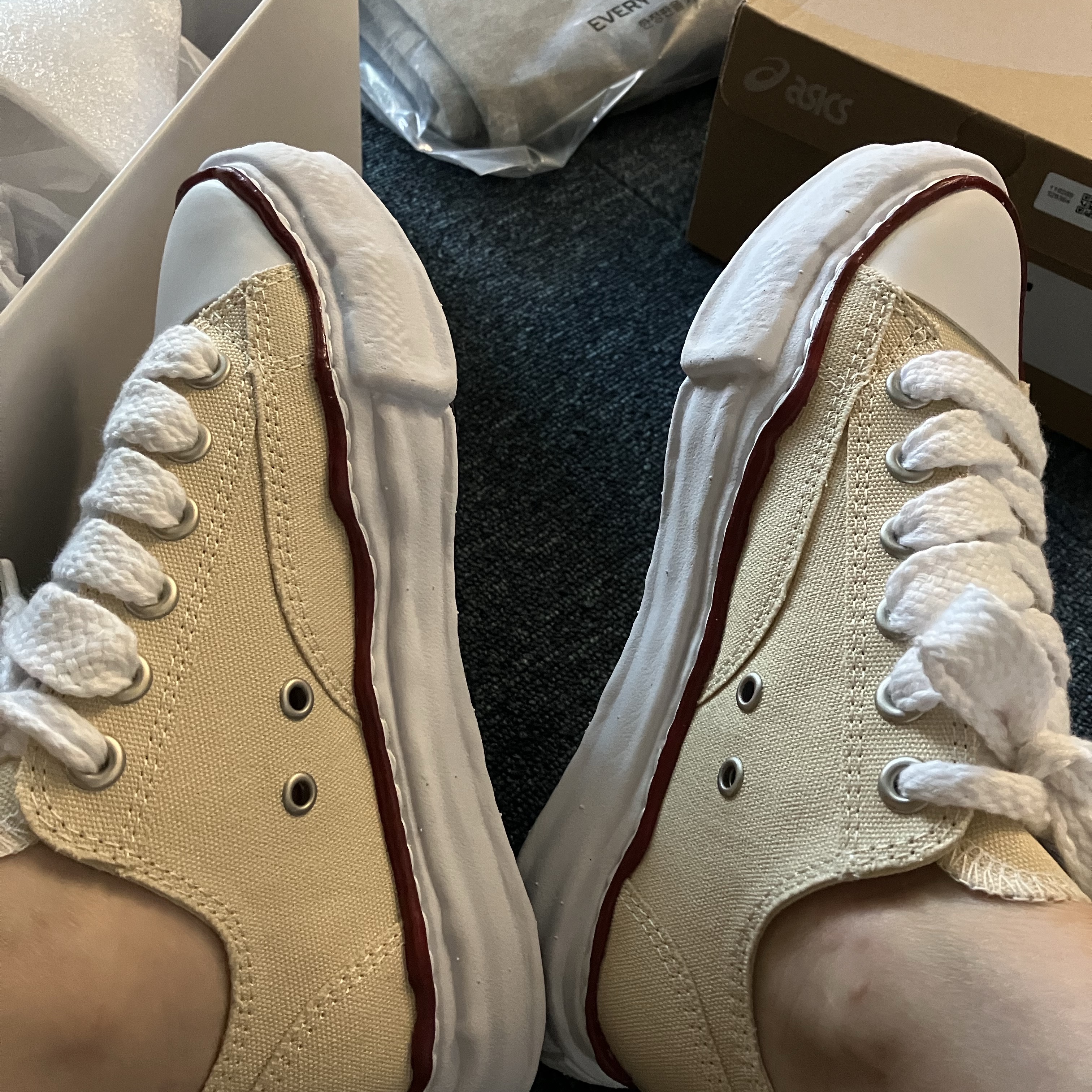 Maison Mihara Yasuhiro Peterson OG Sole Canvas Low-top Sneakers Natural 착용 스타일 - 1