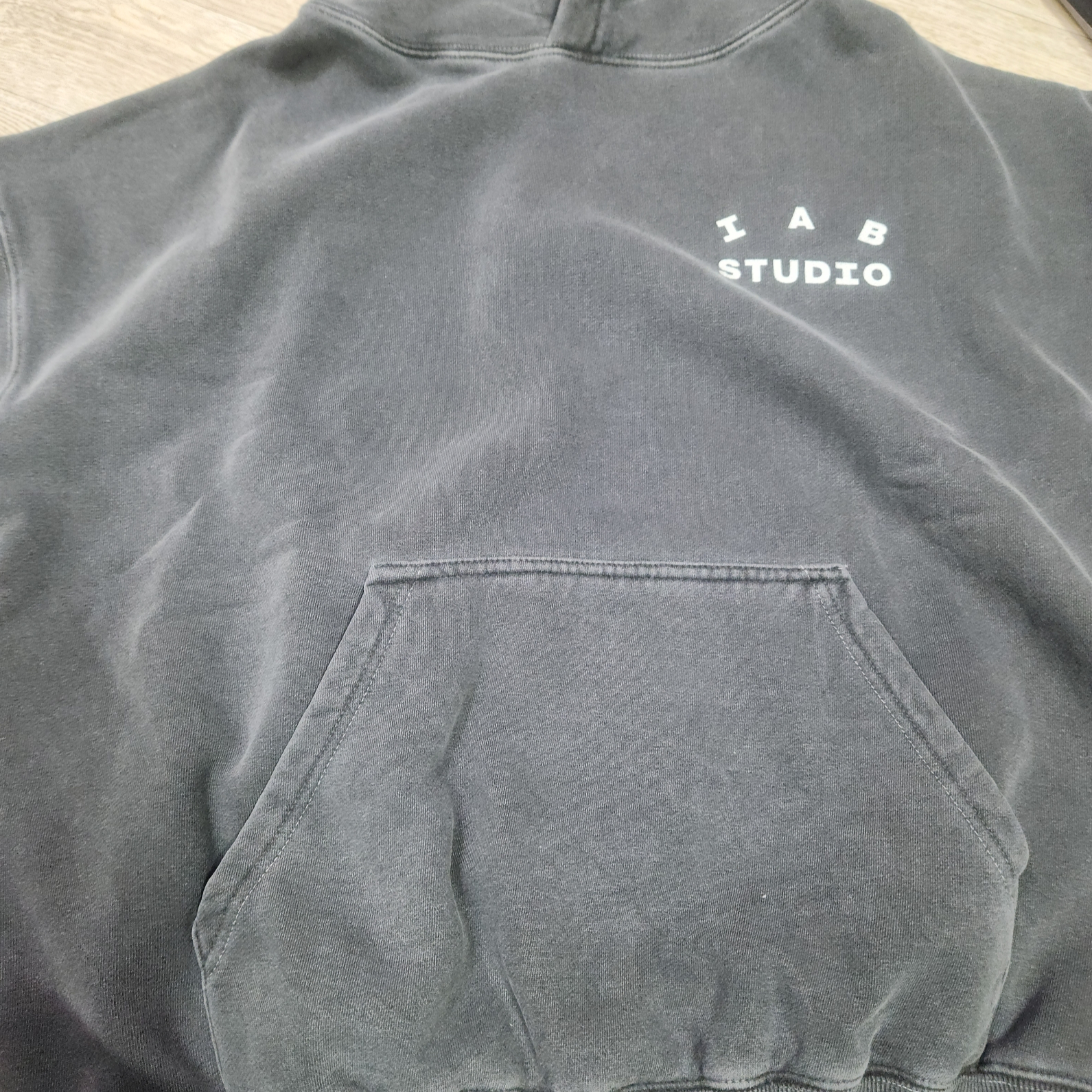IAB Studio Pigment Hoodie Black, IAB Studio Cropped Pique Shirt Black - The Hyundai Seoul Exclusive 착용 스타일 - 1