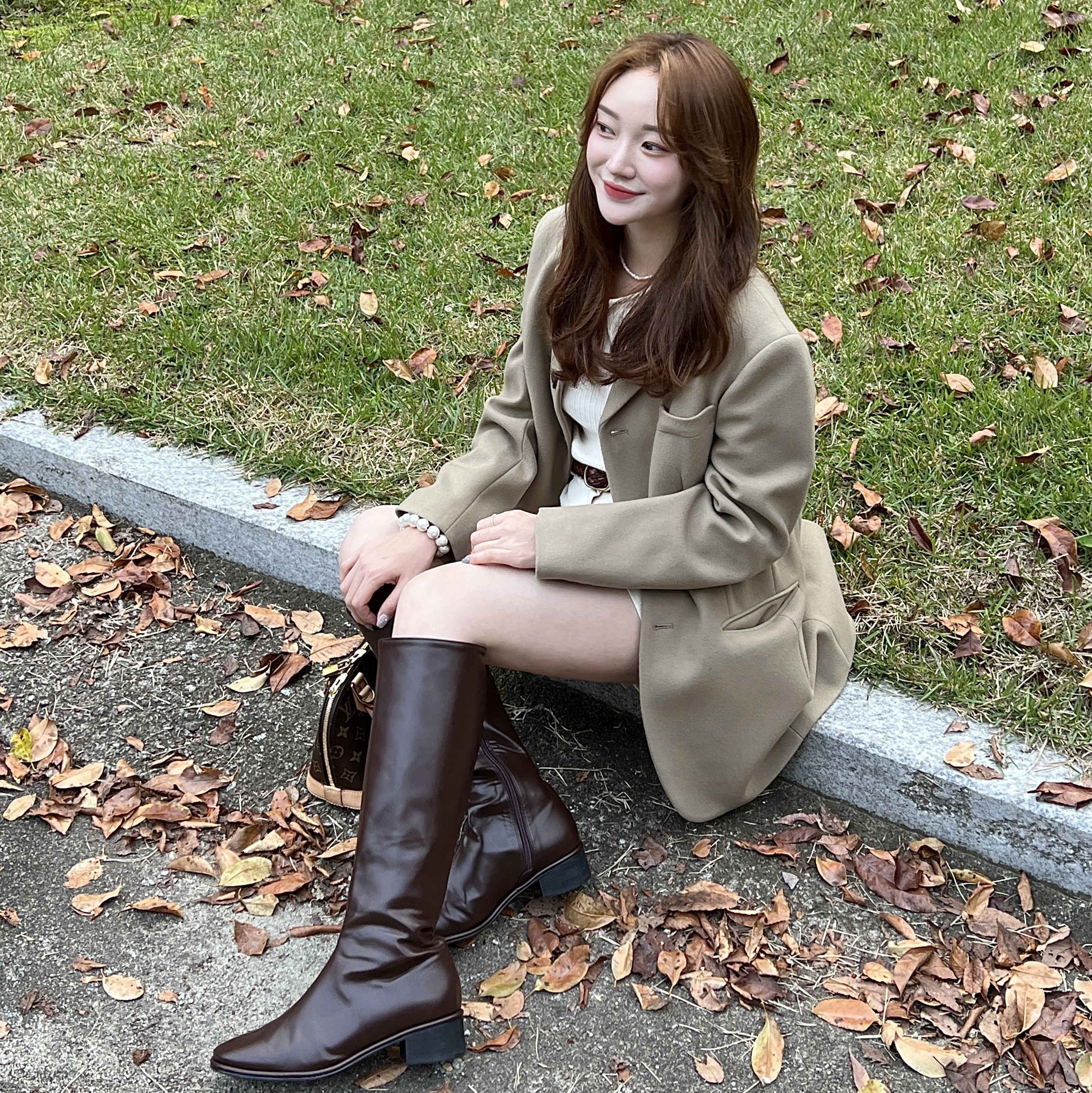 Louis Vuitton Alma BB Monogram 착용 스타일 - 1