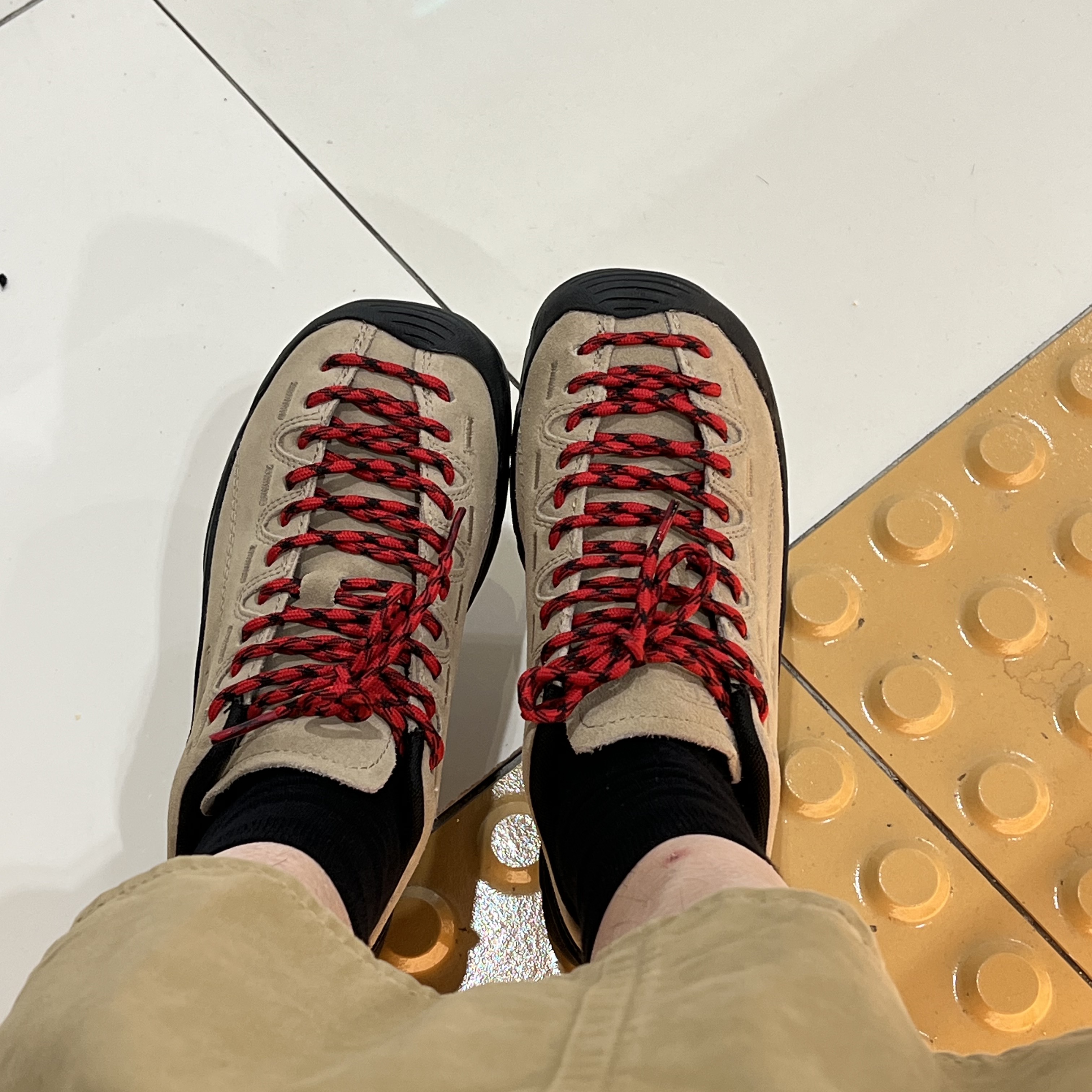 (W) Keen Jasper Suede Sneakers Silver Mink 착용 스타일