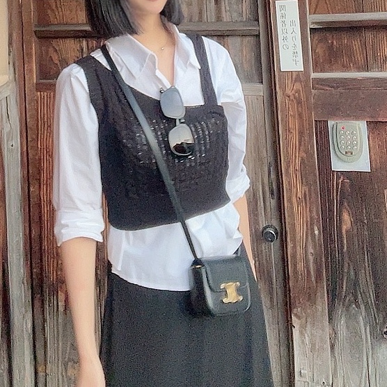 Celine Mini Claude in Shiny Calfskin Black 착용 스타일