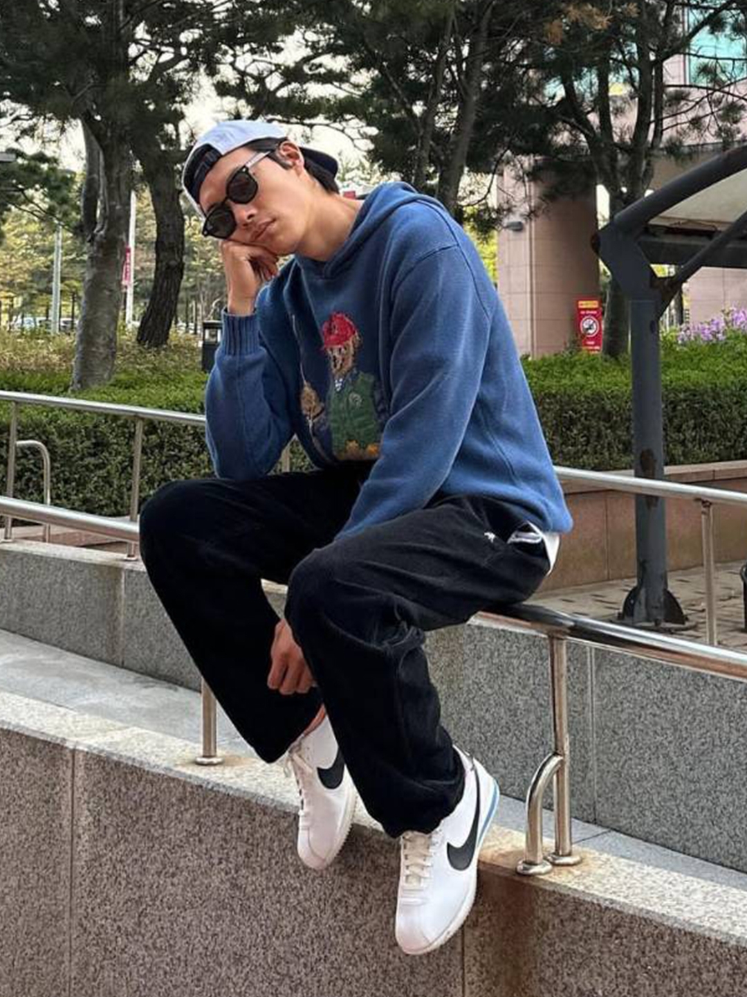 Nike x Jacquemus J Force 1 Low LX SP White, Gentle Monster x Maison Margiela MM005 Black Black 착용 스타일 - 4