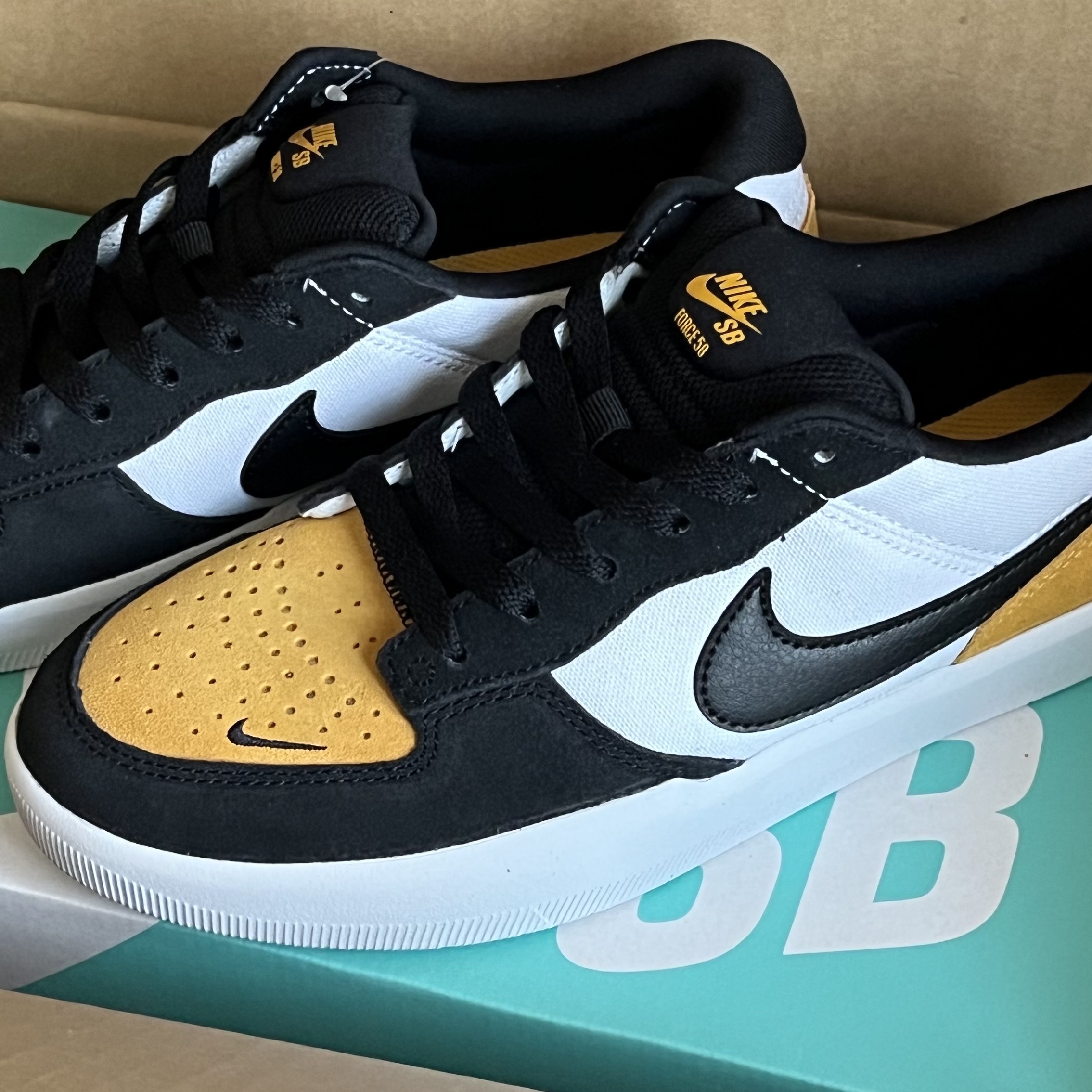 Nike SB Force 58 University Gold Black 착용 스타일 - 2