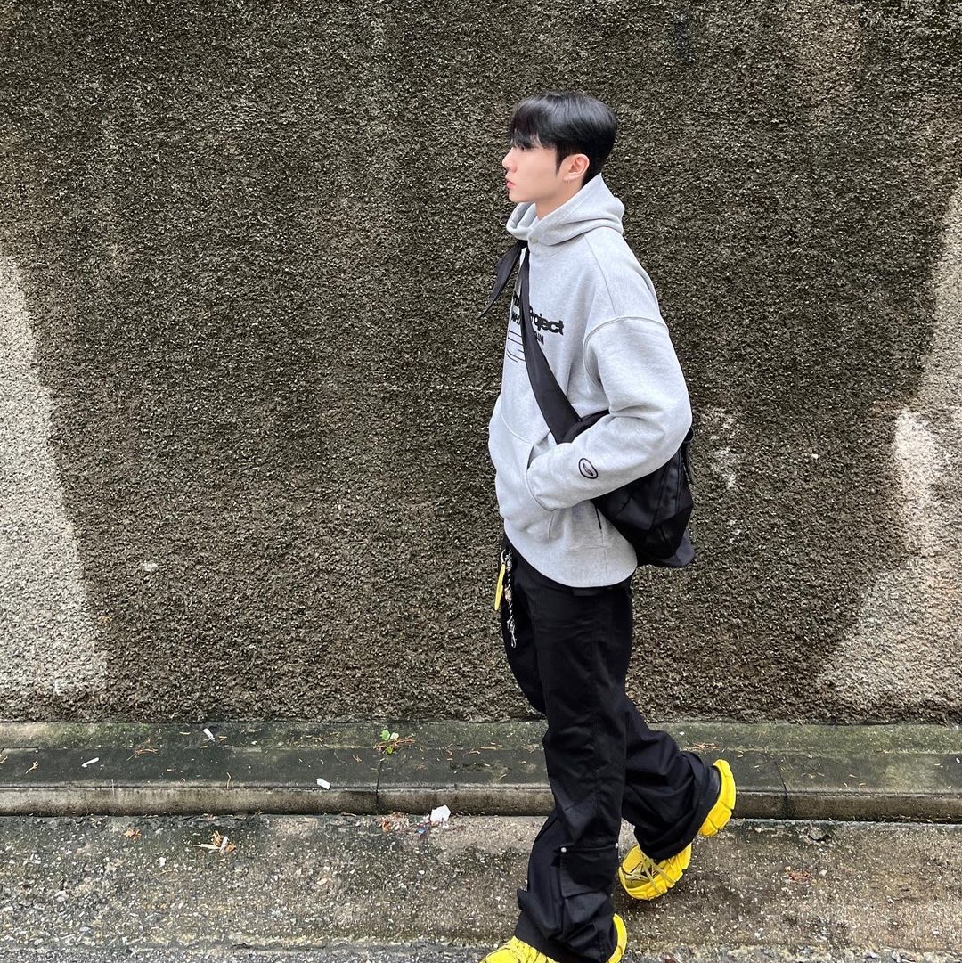 Opening Project Identity Hoodie Melange Grey 착용 스타일 - 4