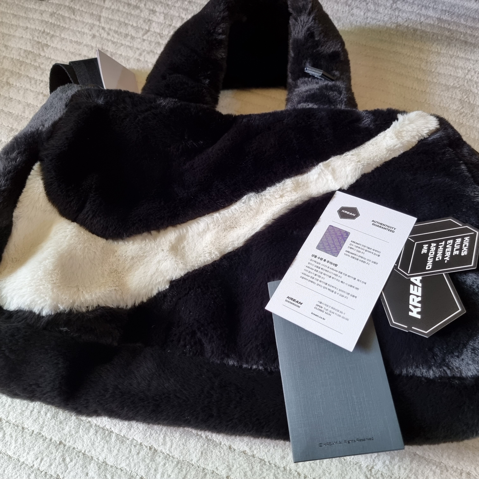 Nike NSW Faux Fur Tote Bag Black 착용 스타일 - 1