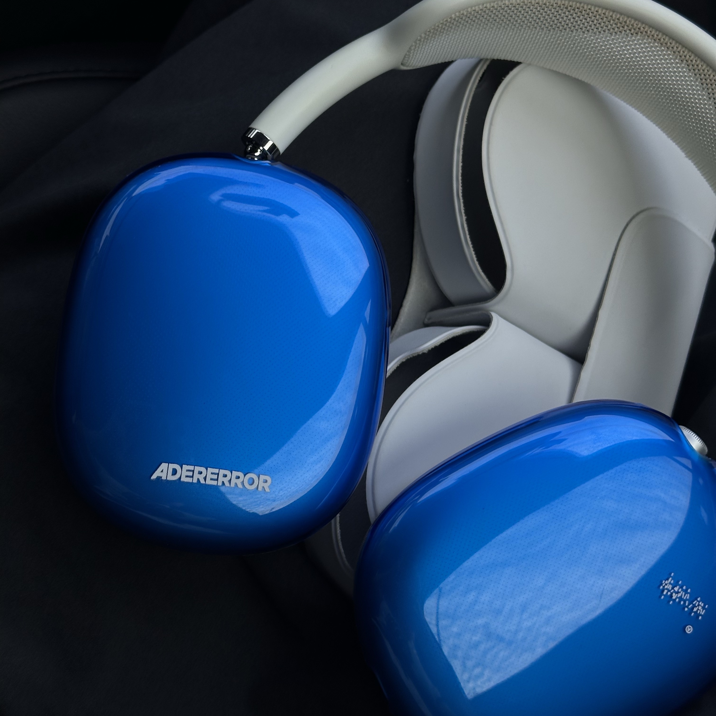 Ader Error Standic AirPods Max Case Z-Blue 착용 스타일