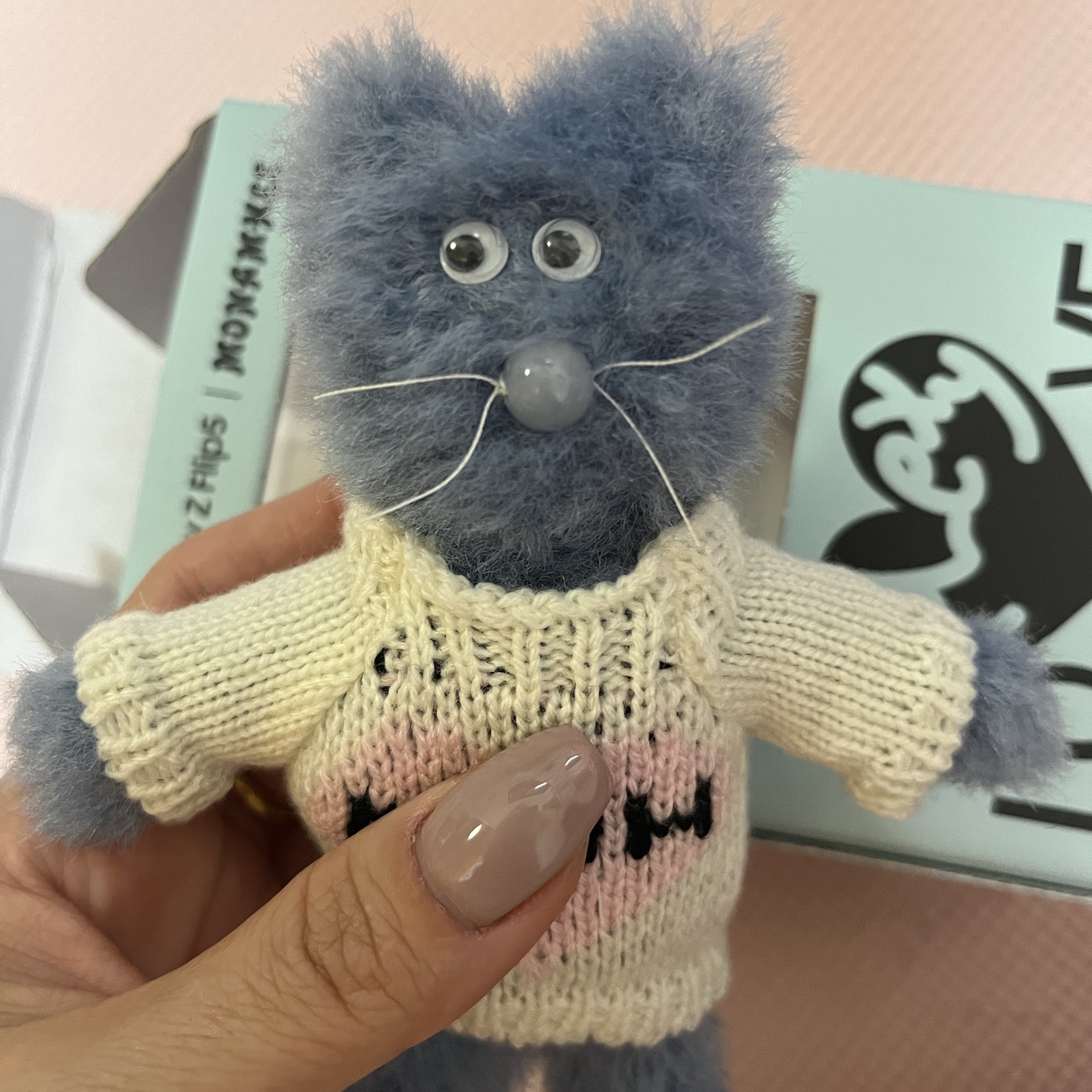 Monamhee Love Flexy Keyring Blue 착용 스타일