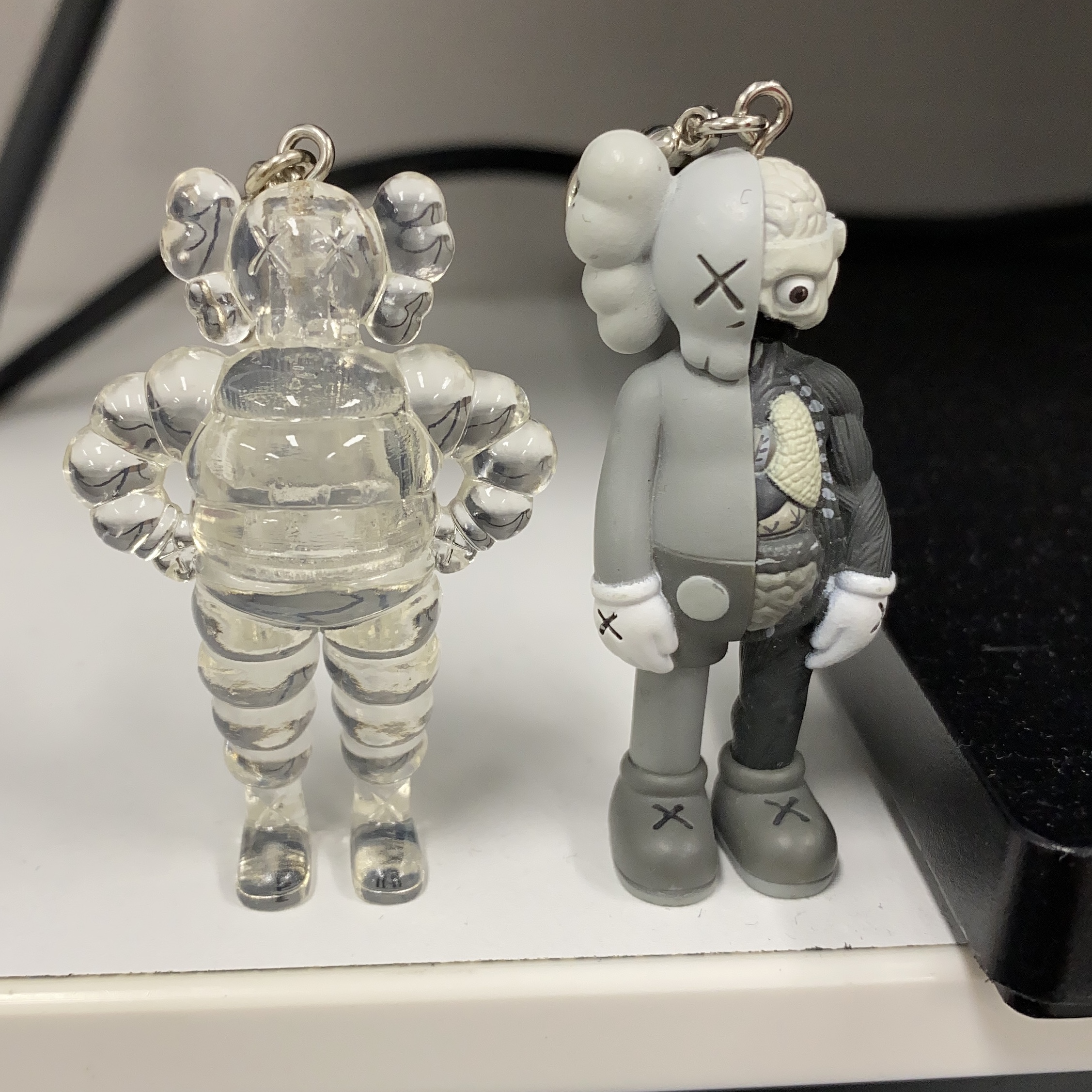 Kaws Tokyo First Chum Keychain Clear, Kaws Tokyo First Companion Flayed Keychain Grey 착용 스타일