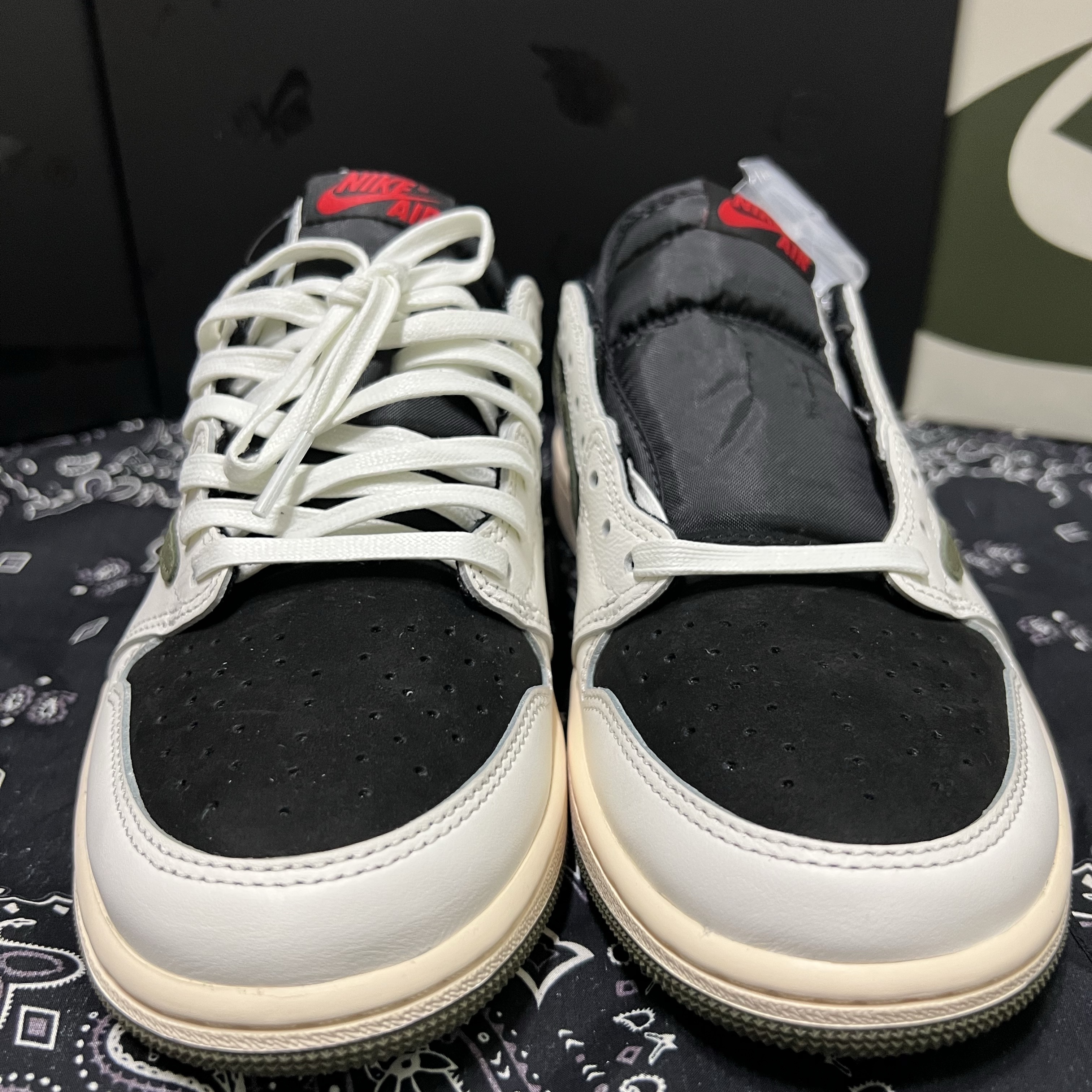 (W) Jordan 1 x Travis Scott Retro Low OG SP Medium Olive 착용 스타일 - 1