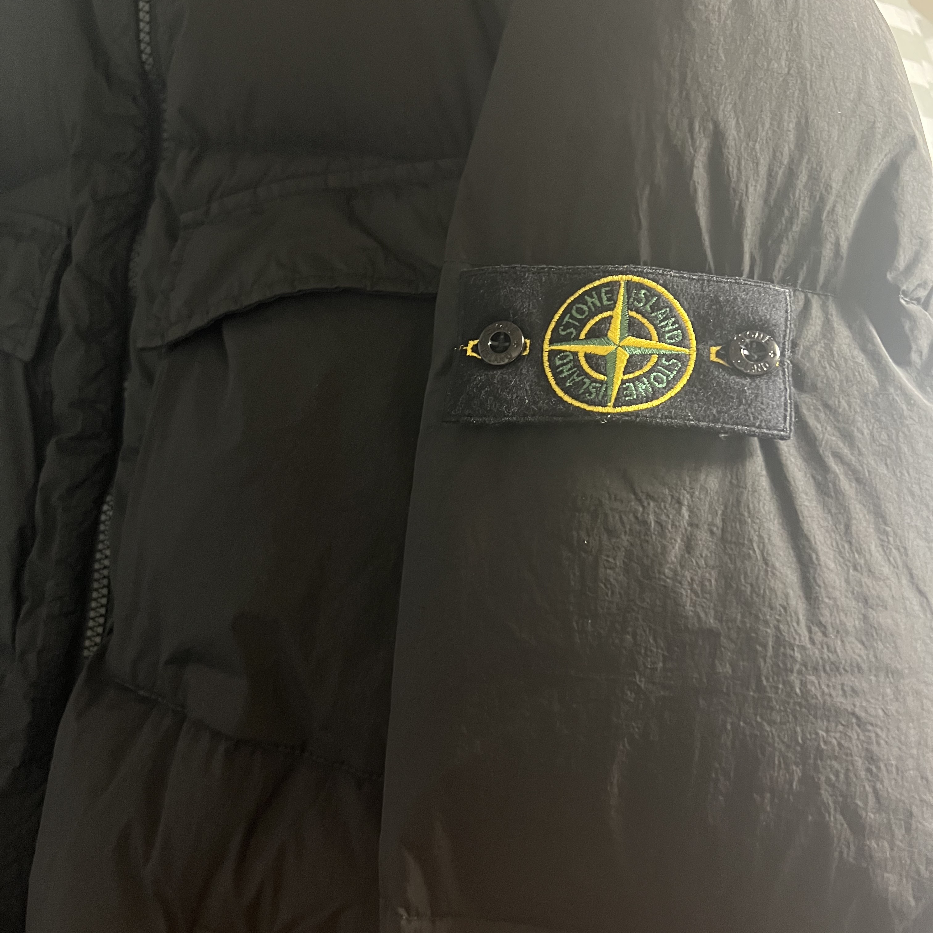 Stone Island 40123 Garment Dyed Crinkle Reps R-NY Down Jacket Black - 22FW 착용 스타일