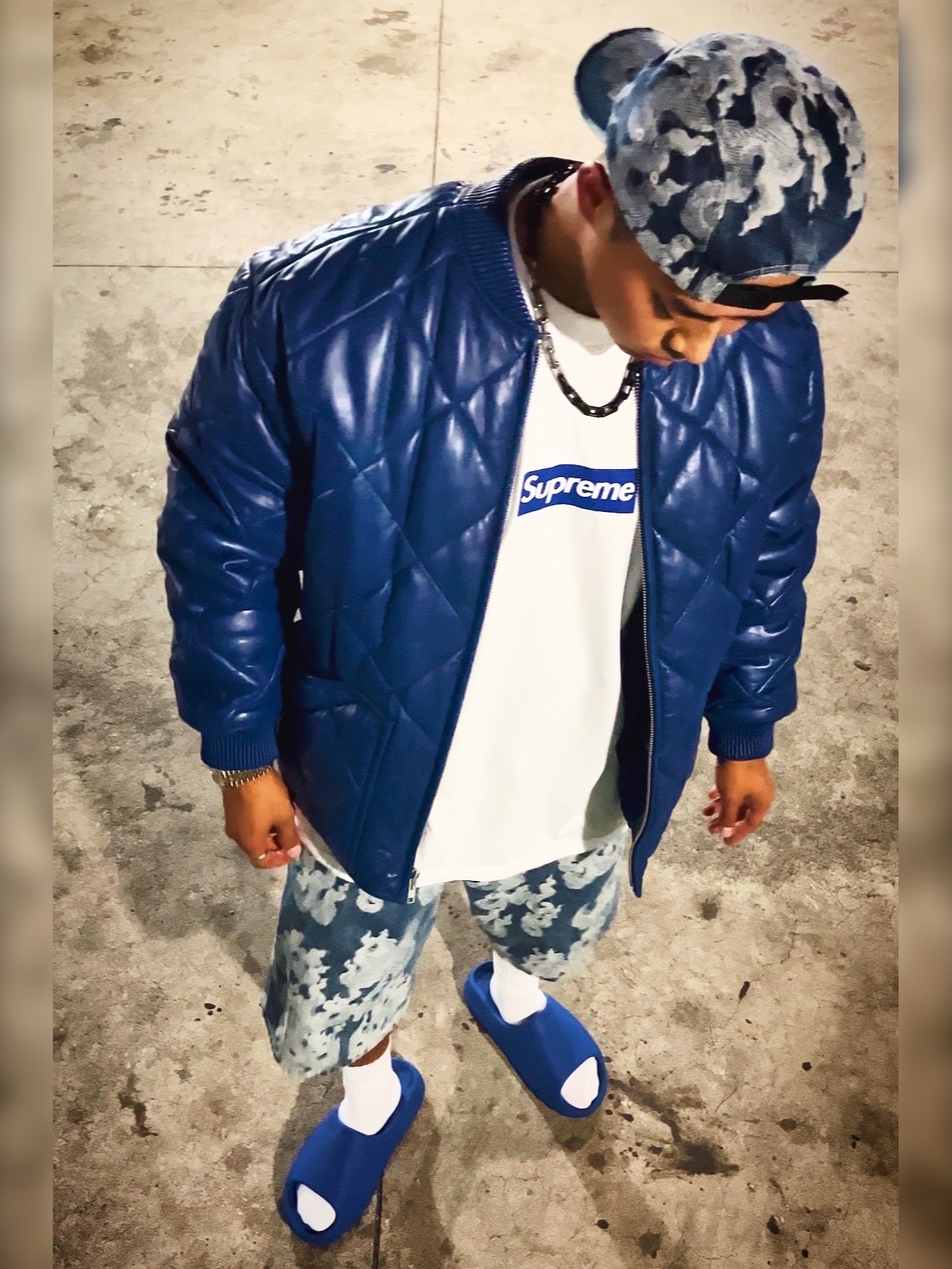 Supreme Flames Jacquard Denim Camp Cap Washed Indigo - 23SS, Supreme Flames Jacquard Baggy Denim Shorts Washed Indigo - 23SS 착용 스타일 - 3