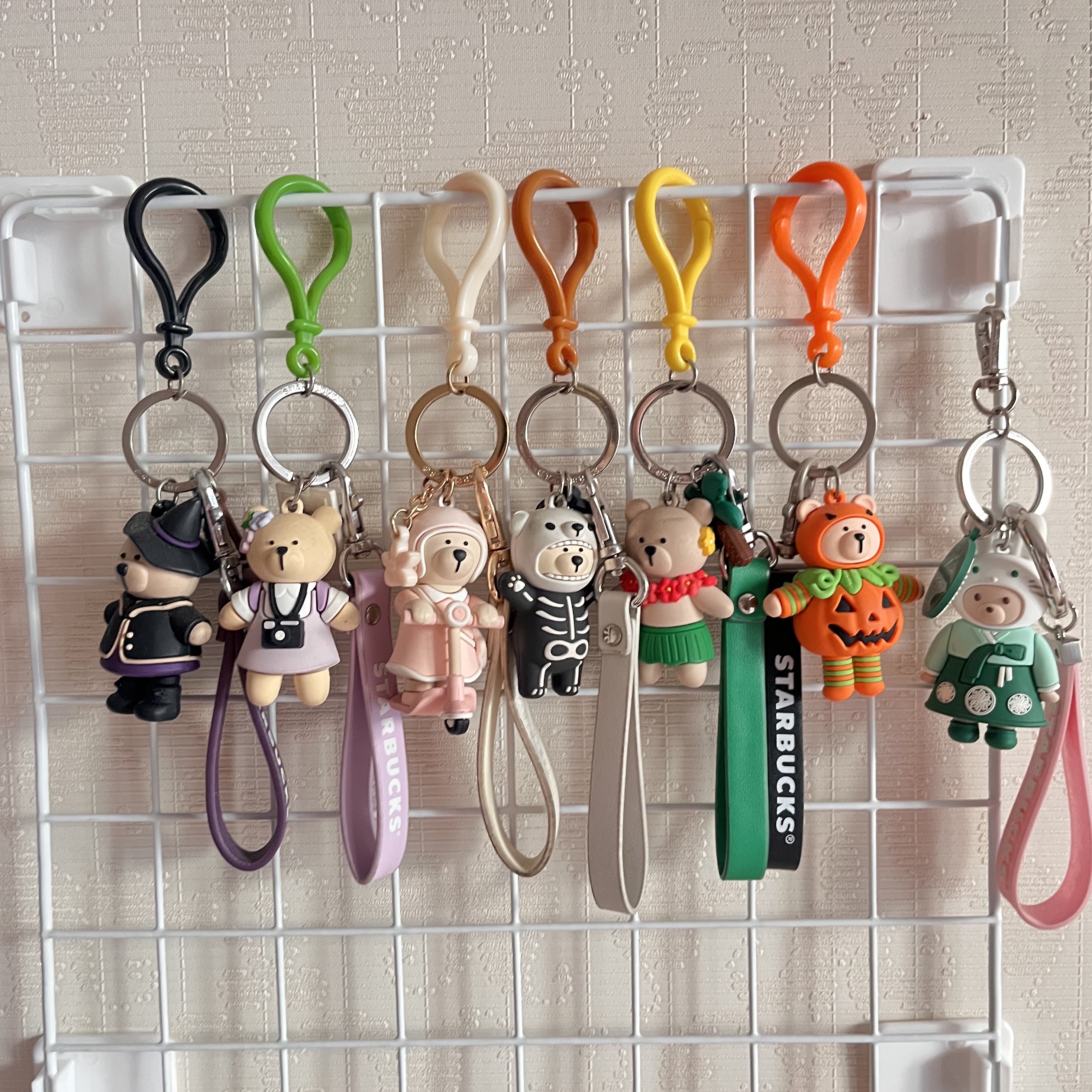 Starbucks 23 Cherry Blossom Bearista Lock Keychain, Starbucks 21 Cherry Blossom Bearista Keychain 착용 스타일 - 2