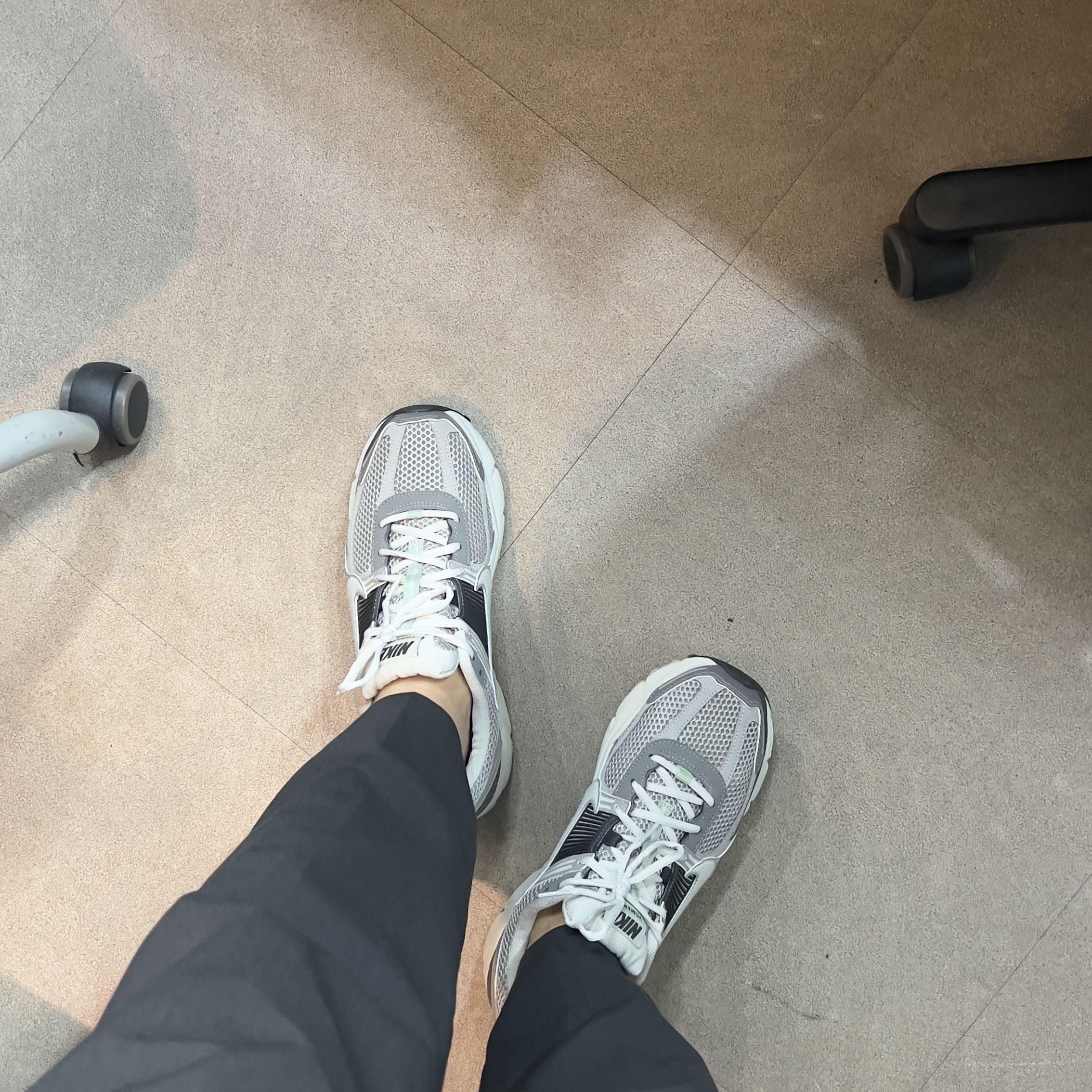 (W) Nike Zoom Vomero 5 Cobblestone and Flat Pewter 착용 스타일 - 2