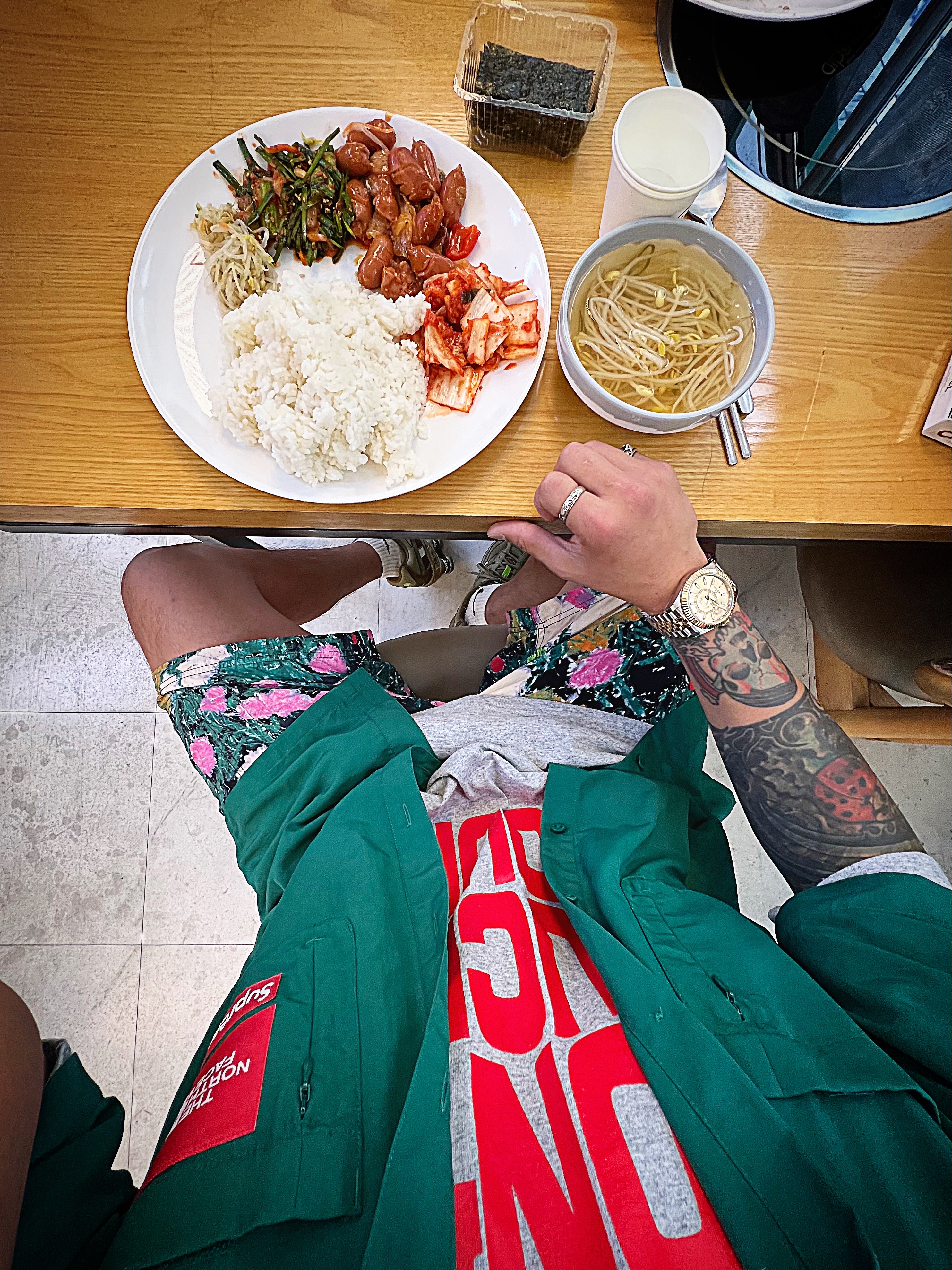 Supreme Pigment Canvas S Logo 6-Panel Black - 23SS, Supreme Intarsia Spellout S/S Top Black - 21SS 착용 스타일 - 4