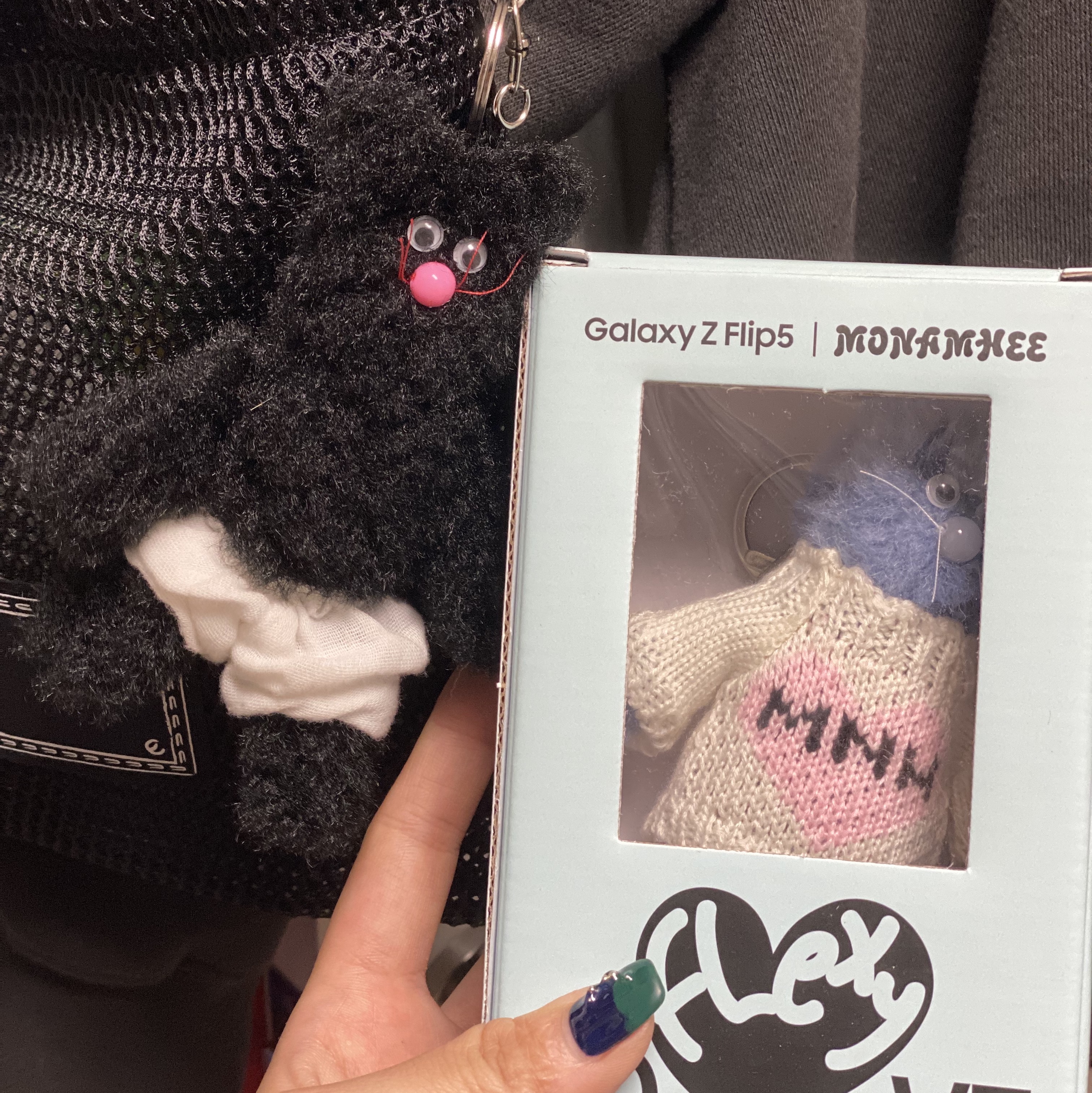 Monamhee Love Flexy Keyring Blue 착용 스타일