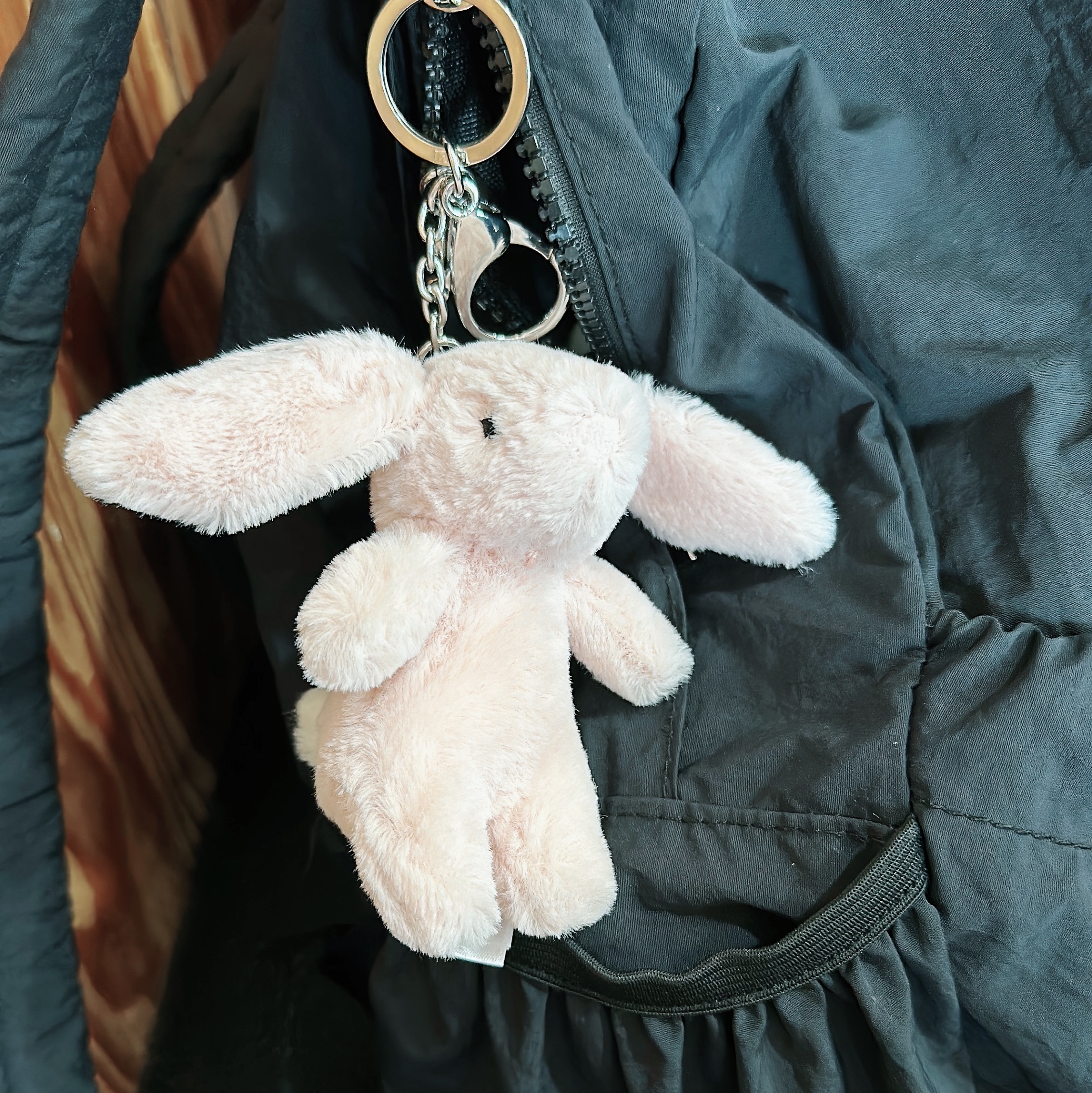 Jellycat Bashful Bunny Bag Charm Blush 착용 스타일