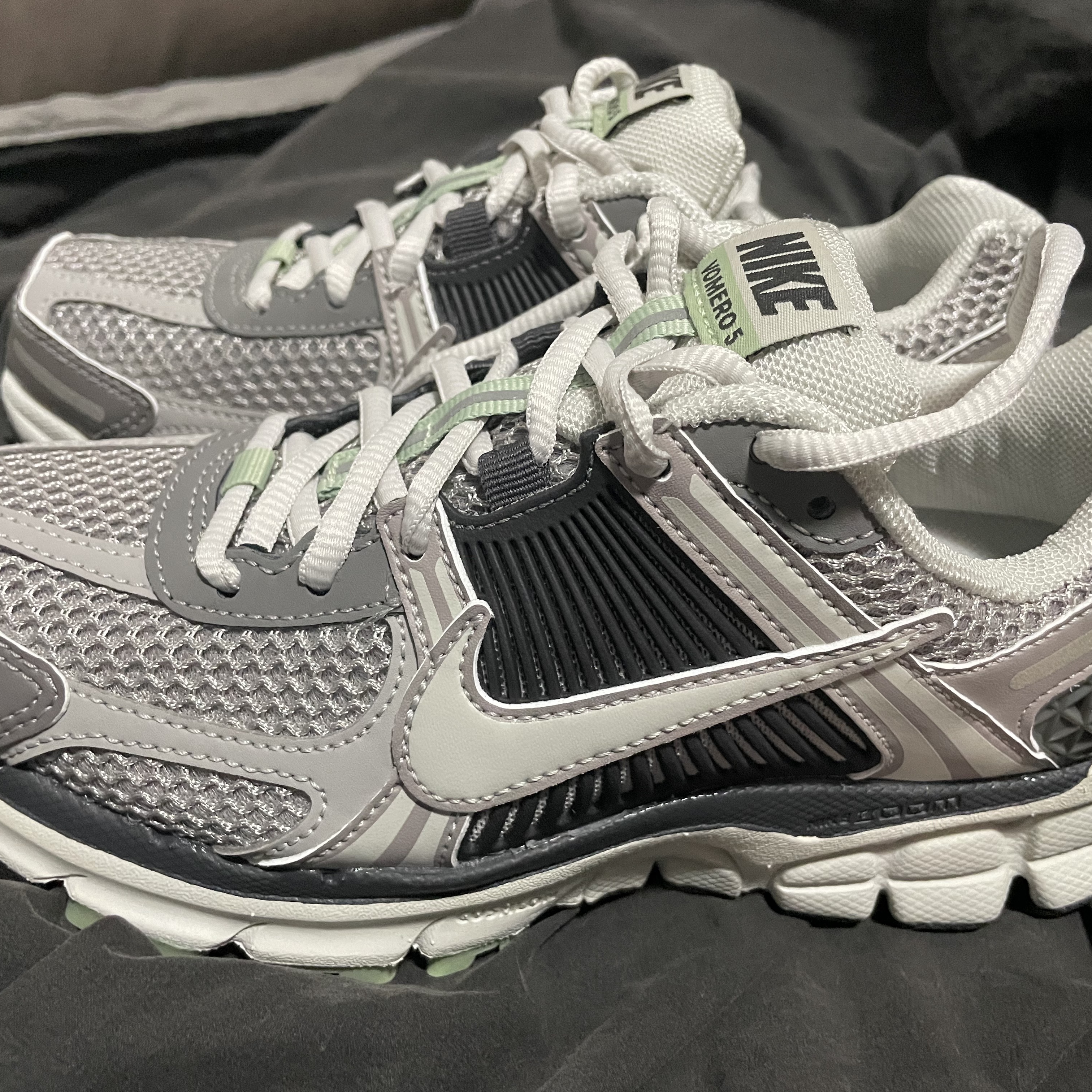 (W) Nike Zoom Vomero 5 Cobblestone and Flat Pewter 착용 스타일 - 3
