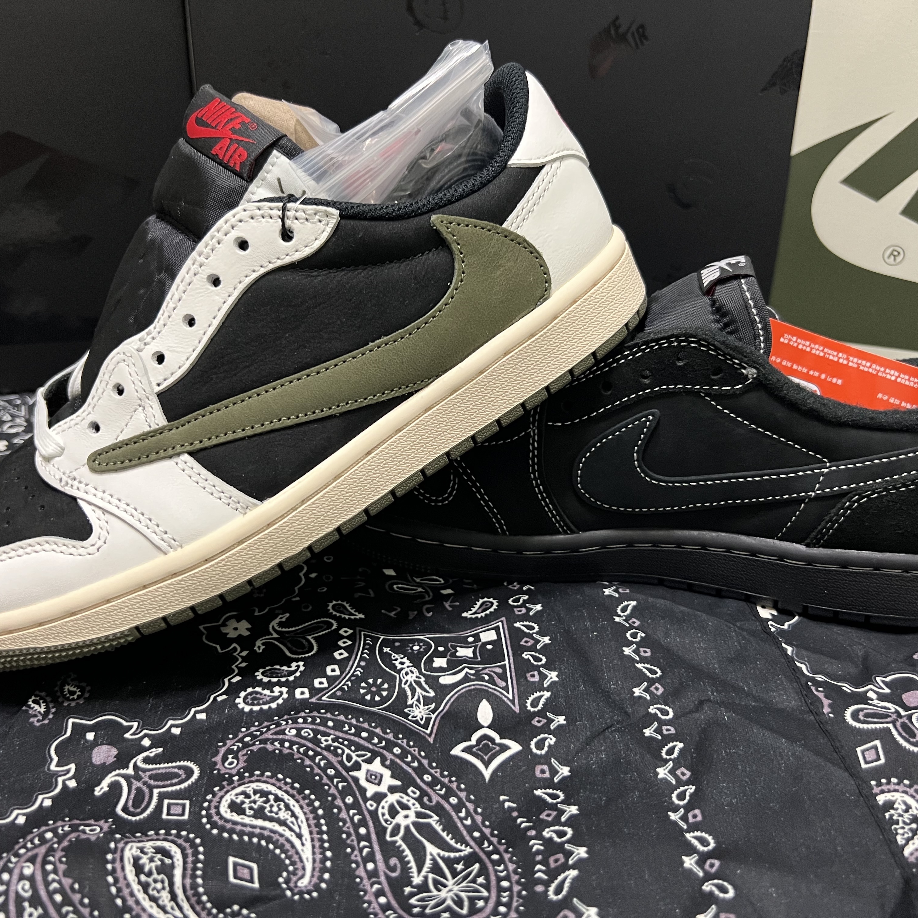 (W) Jordan 1 x Travis Scott Retro Low OG SP Medium Olive, Jordan 1 x Travis Scott Retro Low OG SP Black Phantom 착용 스타일 - 1