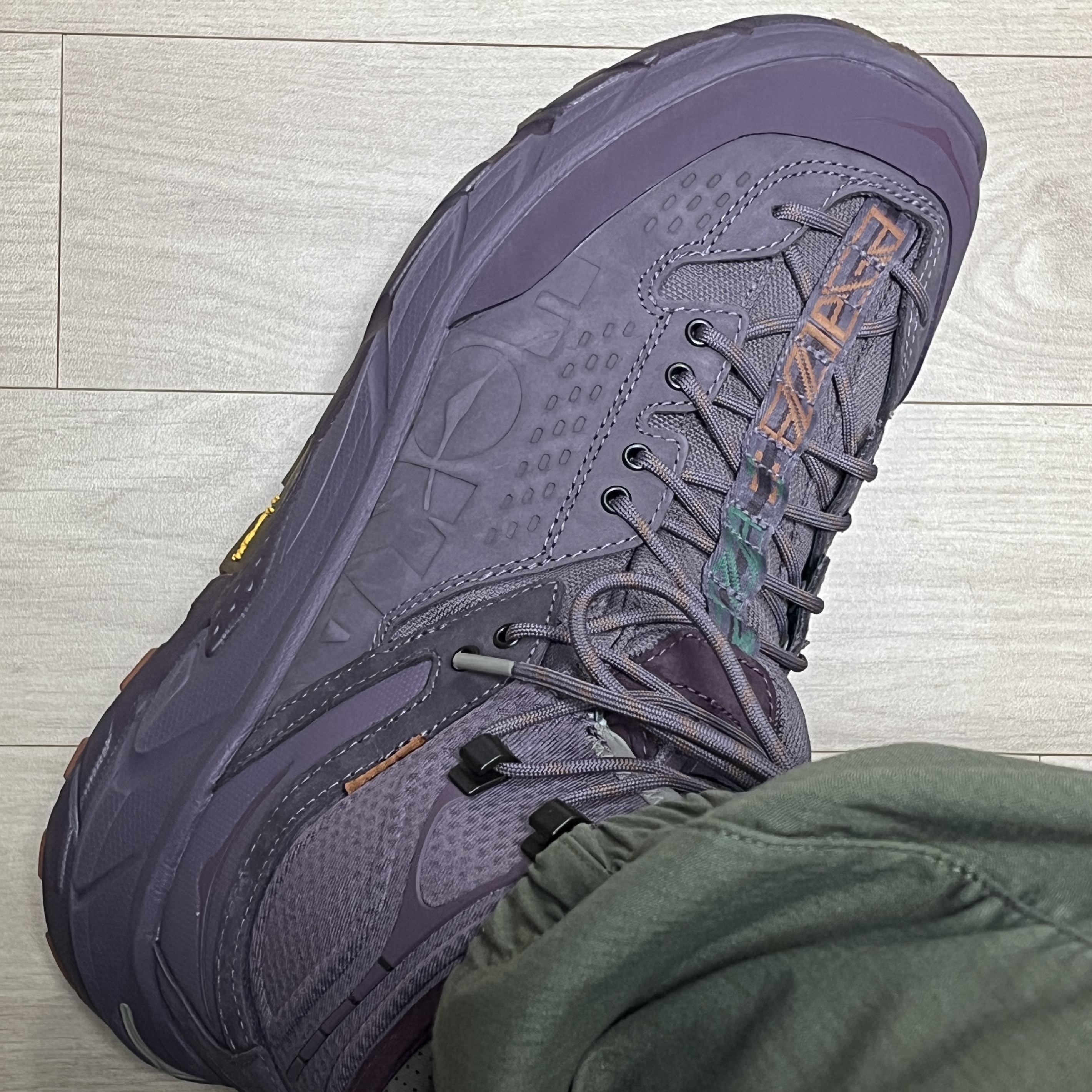 Hoka x Bodega Tor Ultra High Flint Eggplant 착용 스타일