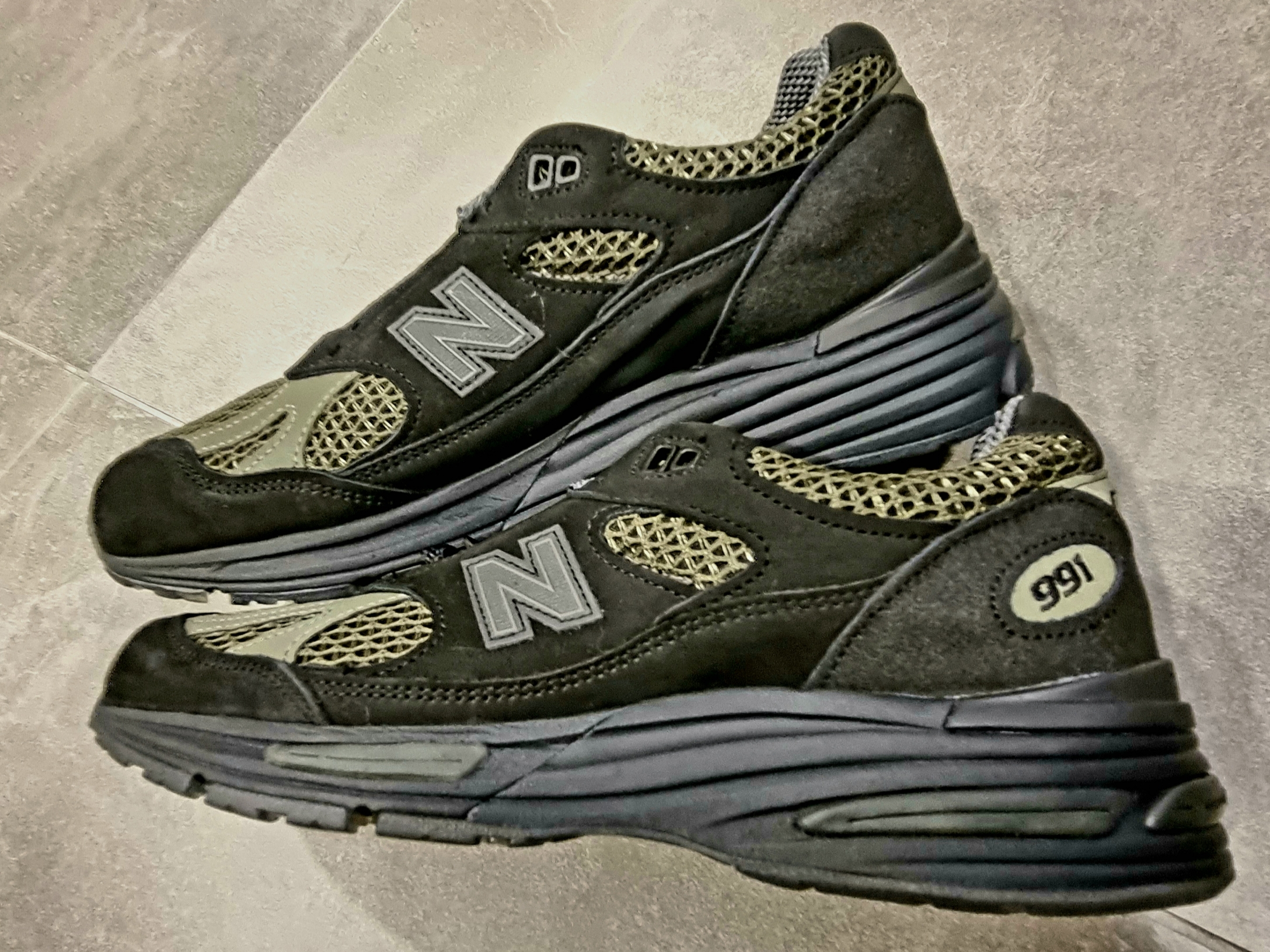 New Balance x Stone Island 991v2 Made in UK Black Olive Night 착용 스타일 - 2