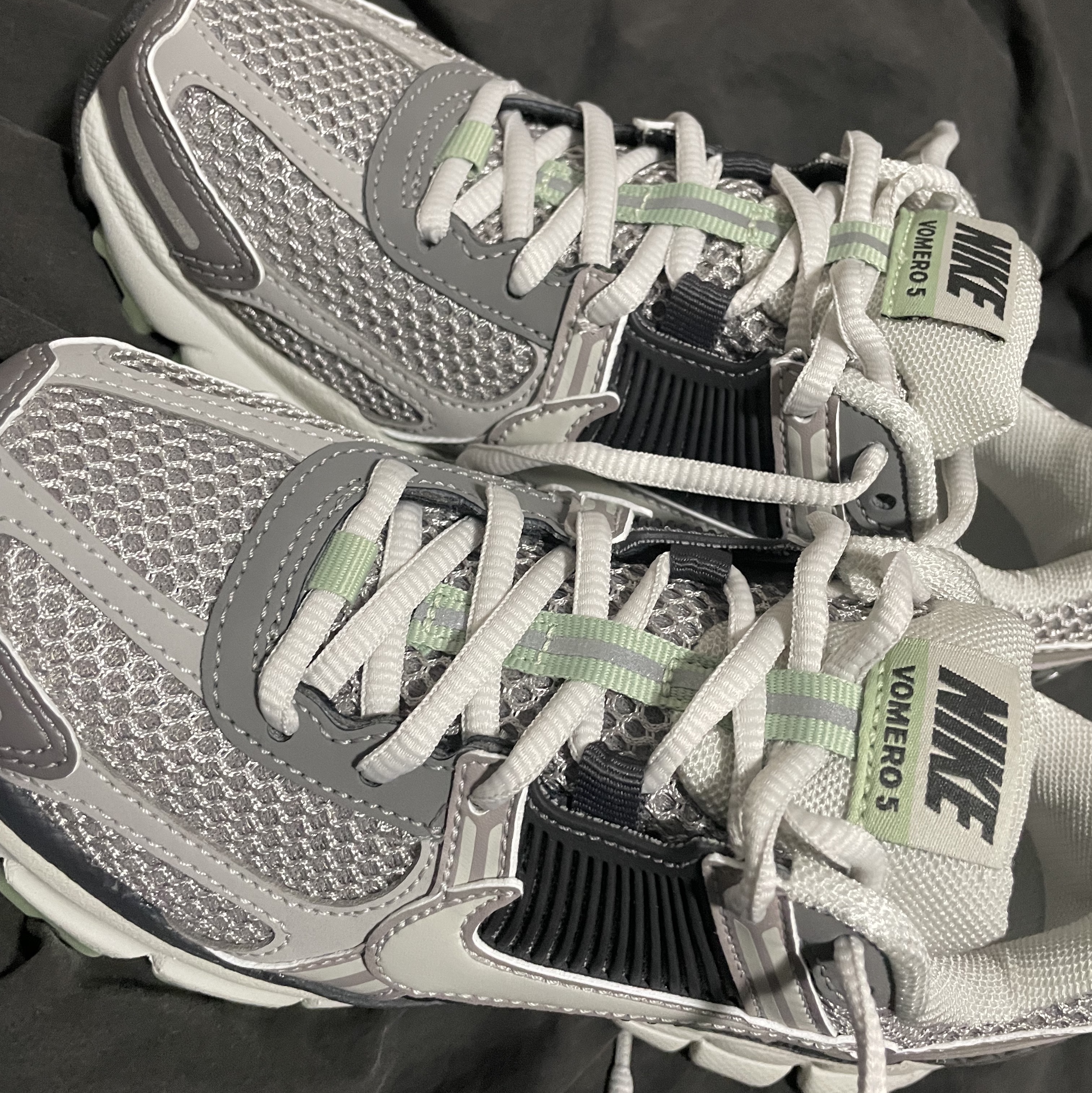 (W) Nike Zoom Vomero 5 Cobblestone and Flat Pewter 착용 스타일 - 2