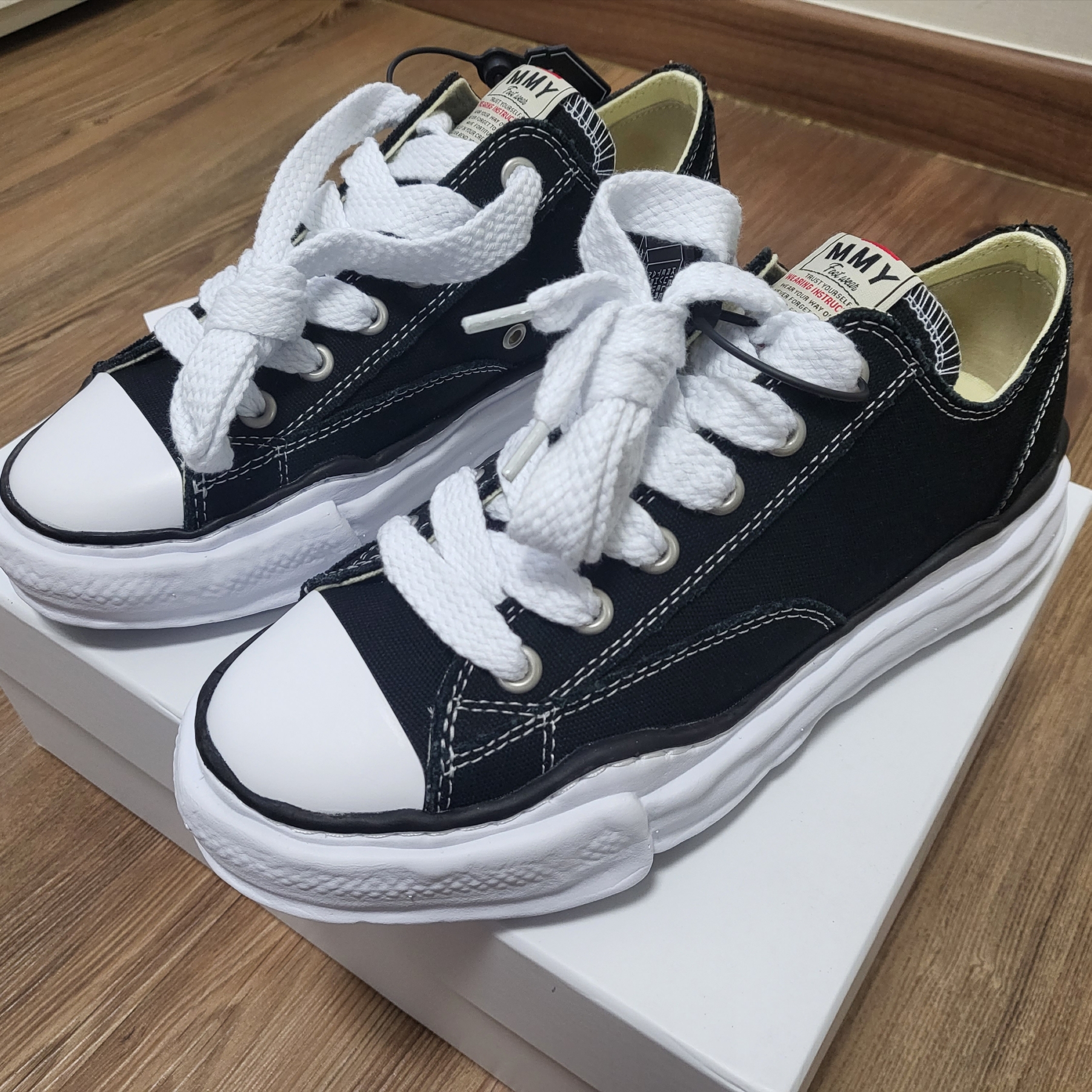 Maison Mihara Yasuhiro Peterson OG Sole Canvas Low Sneakers Black 착용 스타일 - 4