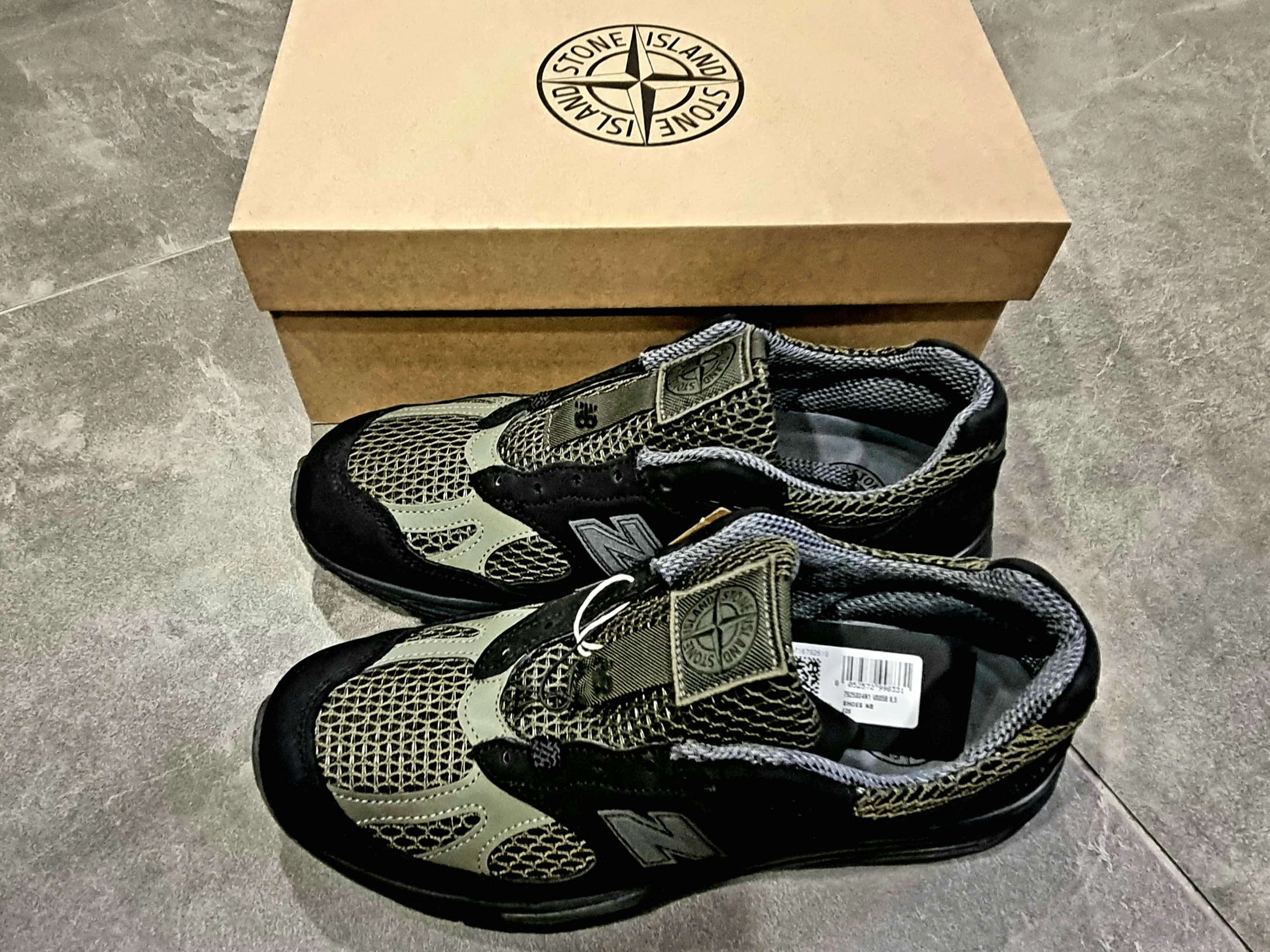 New Balance x Stone Island 991v2 Made in UK Black Olive Night 착용 스타일 - 5